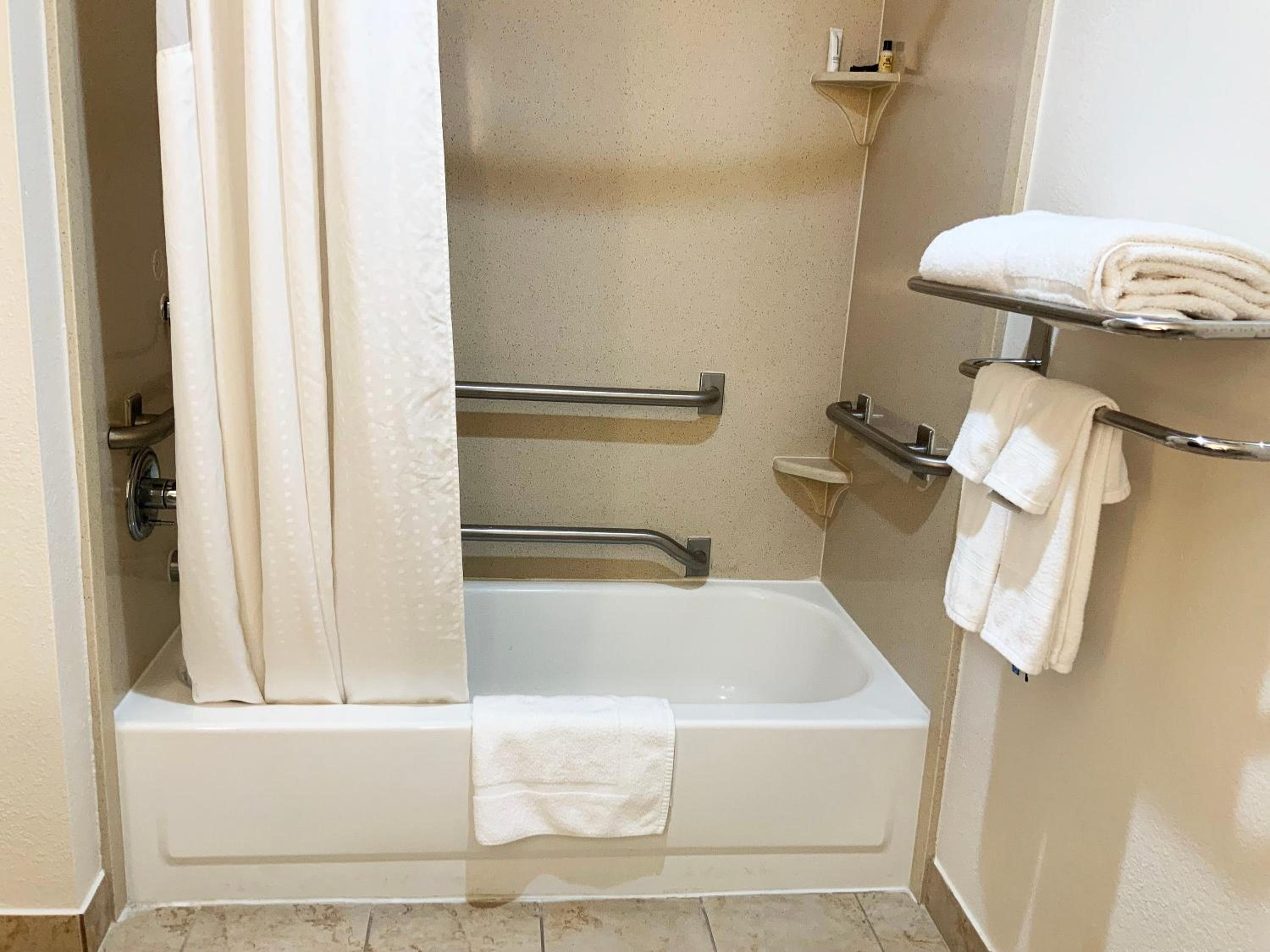 Queen Room with Two Queen Beds - Mobility Access/Non-Smoking - Photo 4