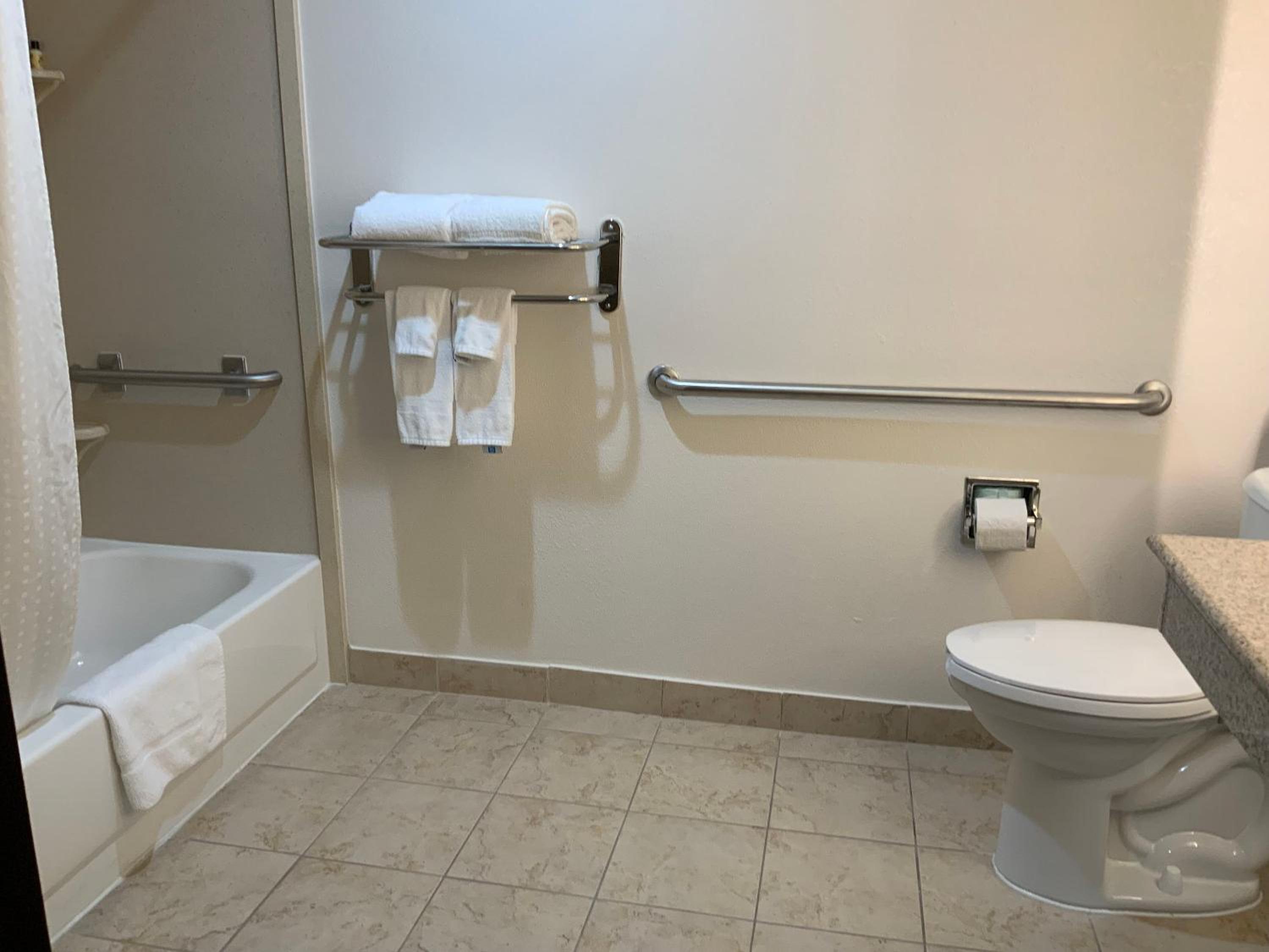 Queen Room with Two Queen Beds - Mobility Access/Non-Smoking - Photo 5