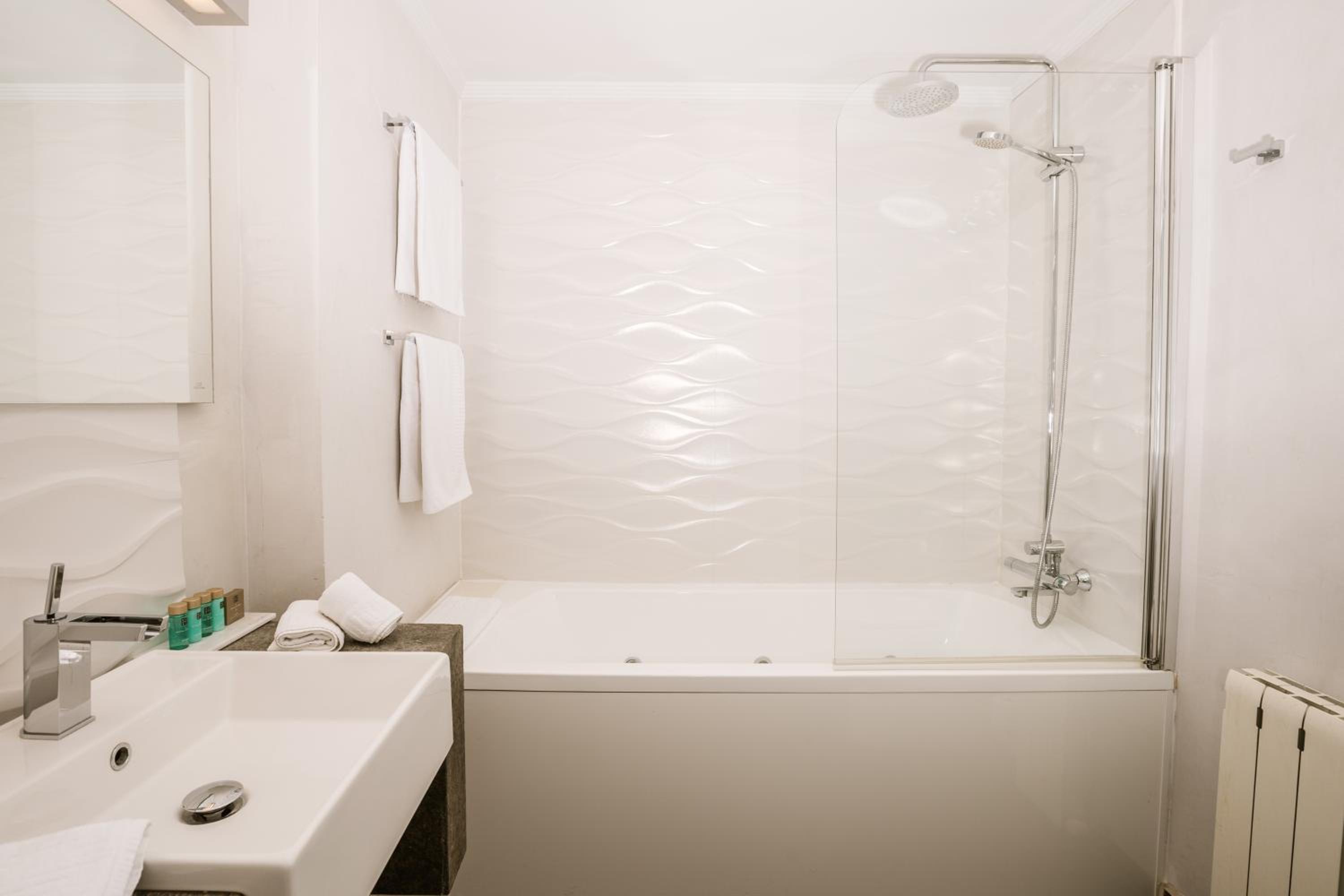 Double Room with Spa Bath - Photo 7