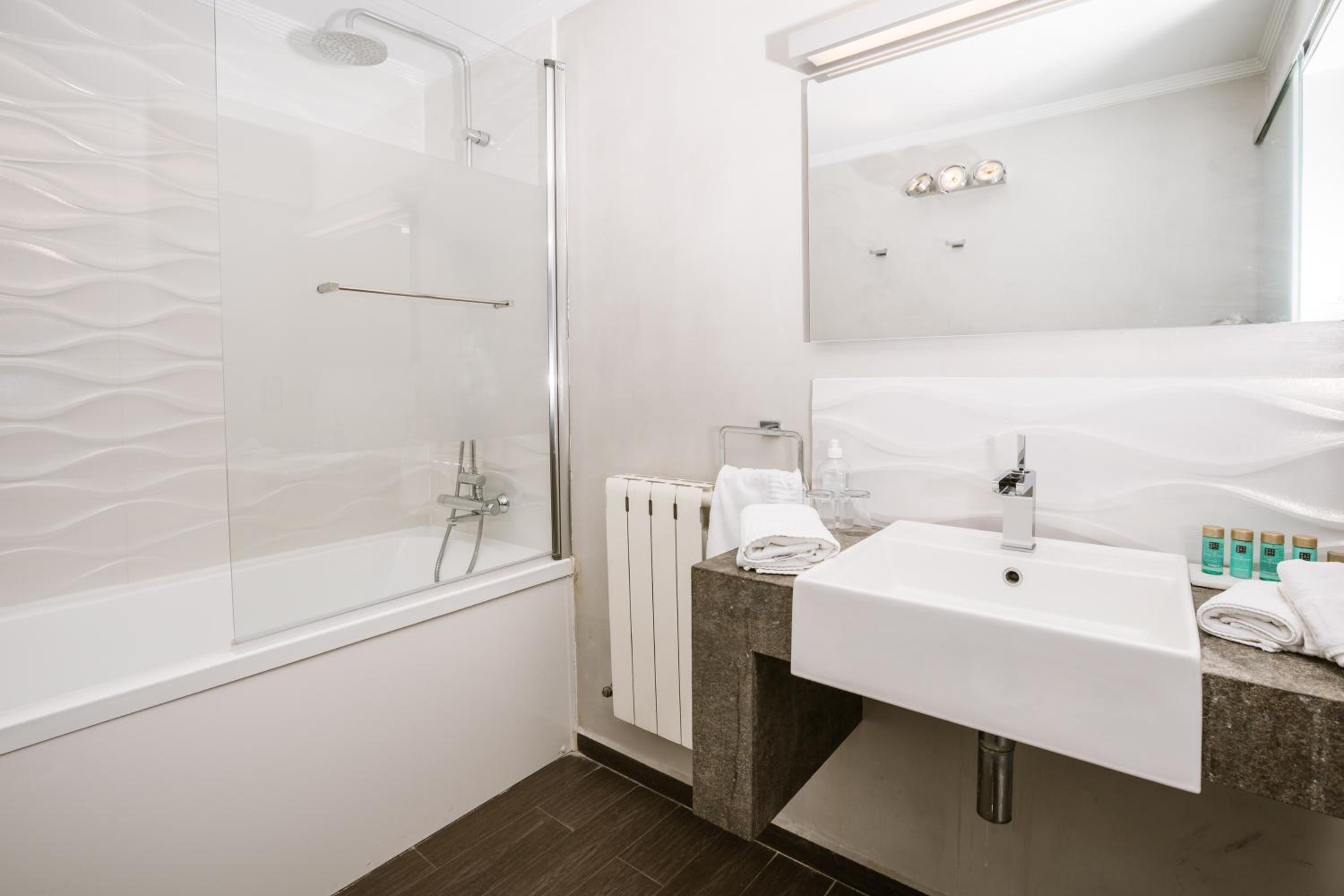 Double Room with Spa Bath - Photo 5