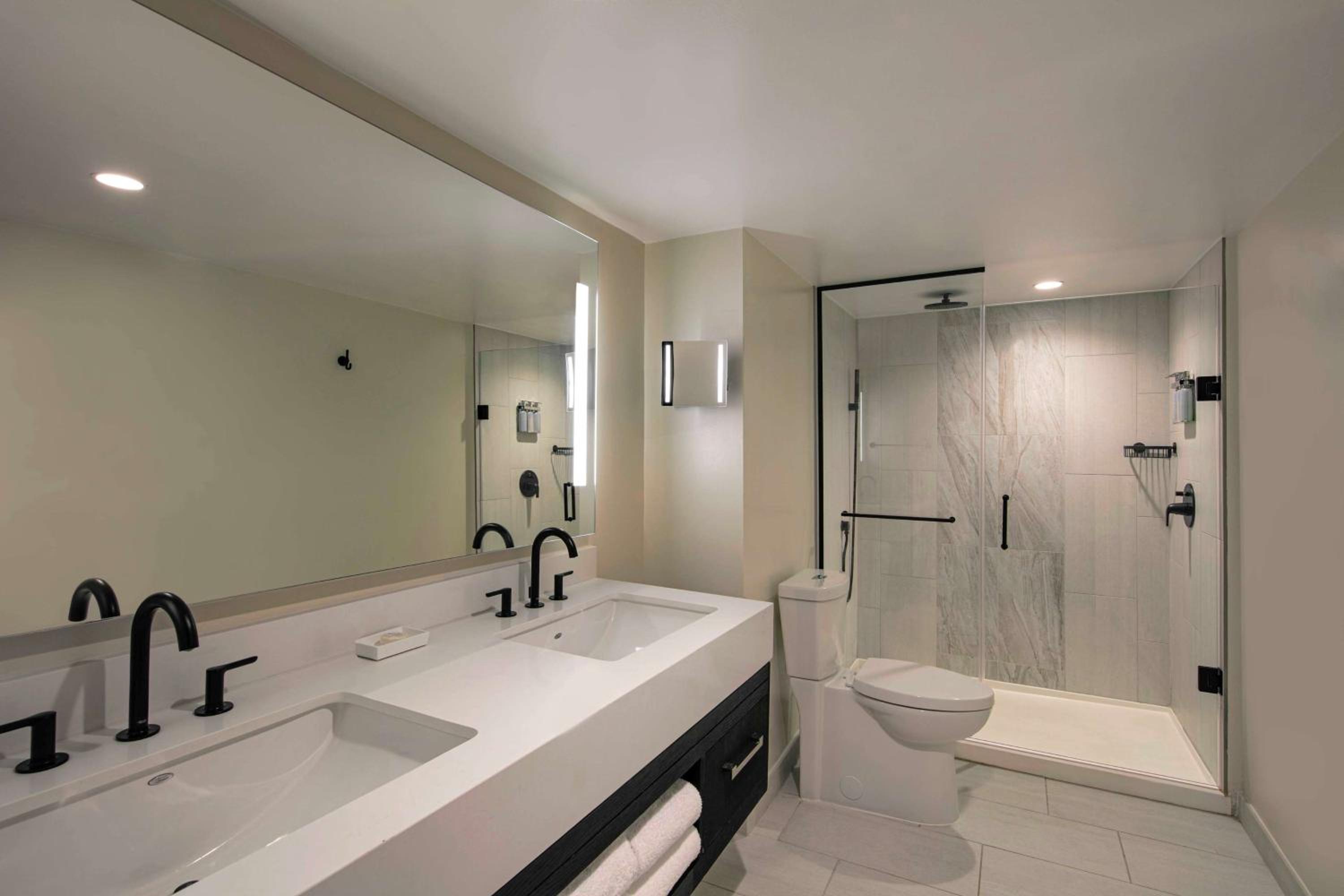 Junior King Suite with City View - Photo 4