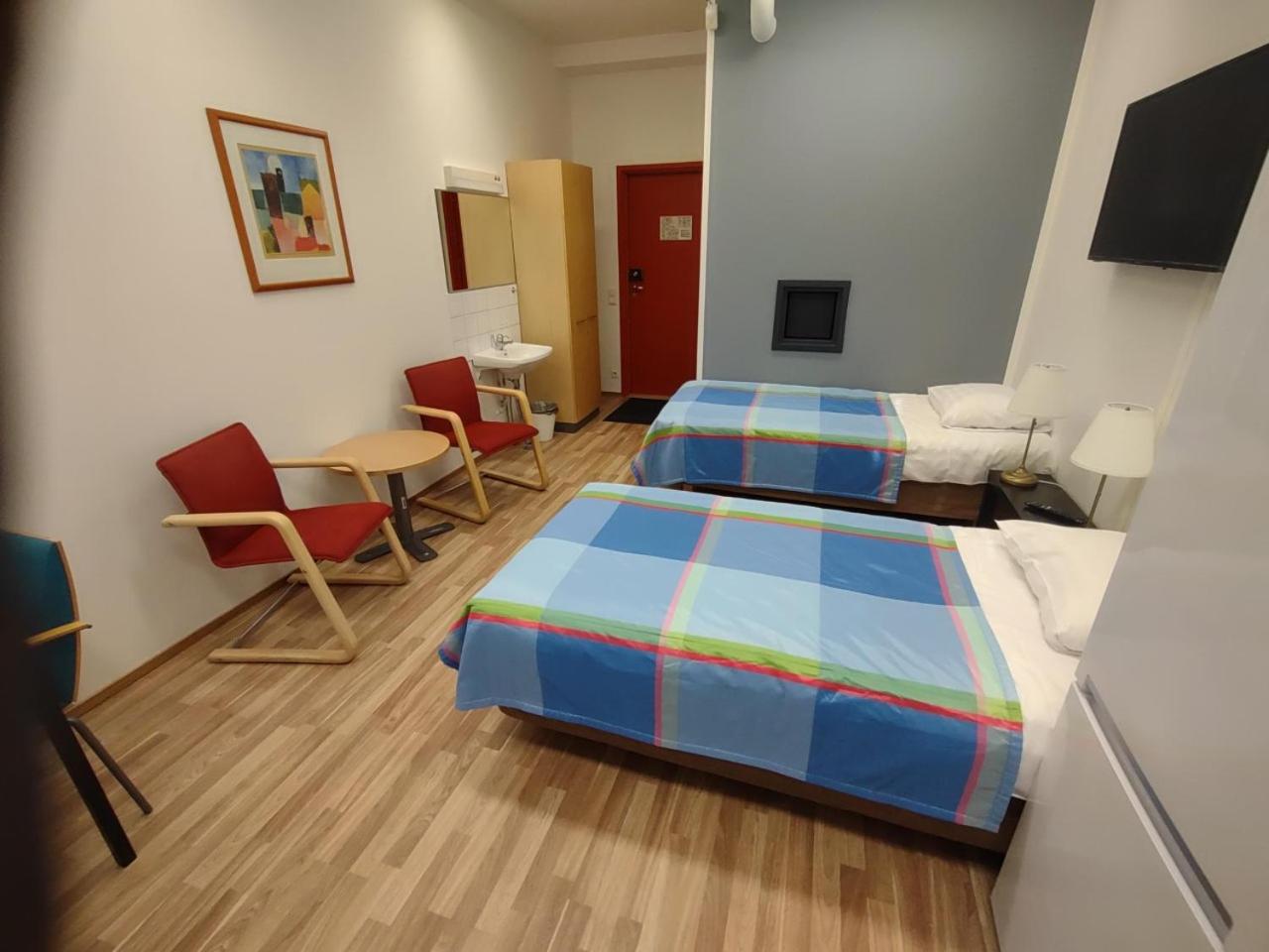 Double or Twin Room with Private Bathroom - Photo 2