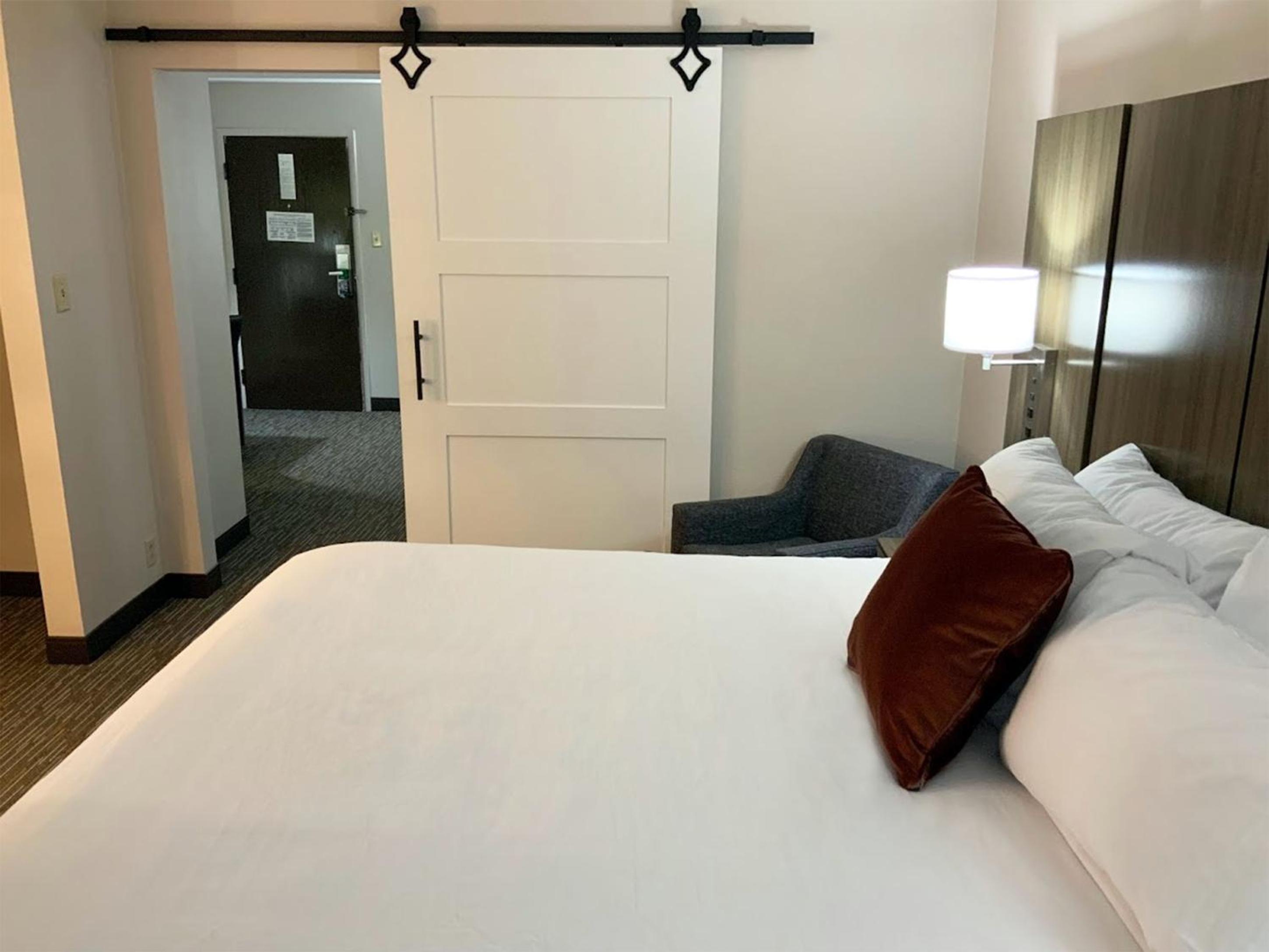 Deluxe King Room - Mobility Access/Non-Smoking - Photo 1