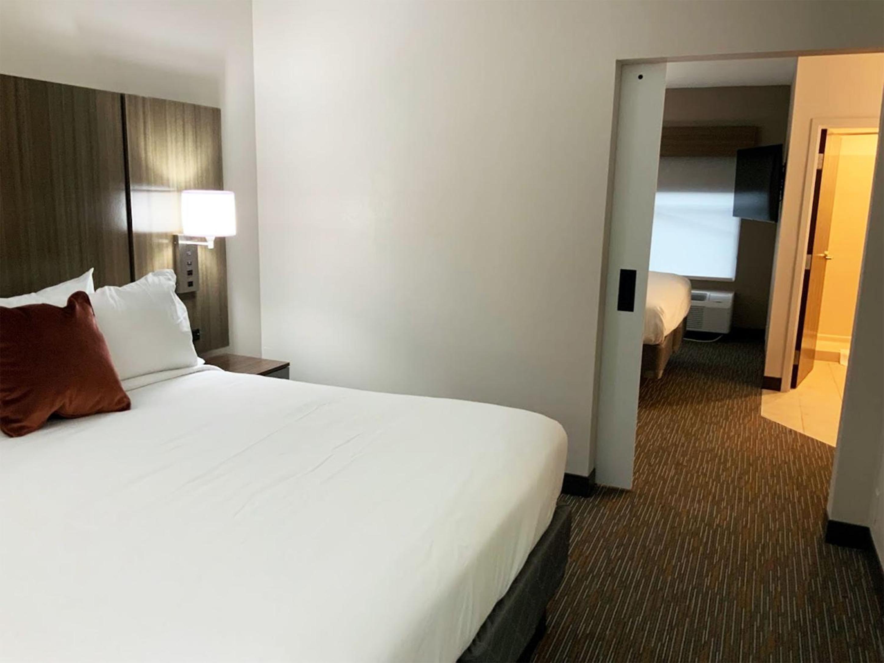 Deluxe King Room - Mobility Access/Non-Smoking - Photo 4