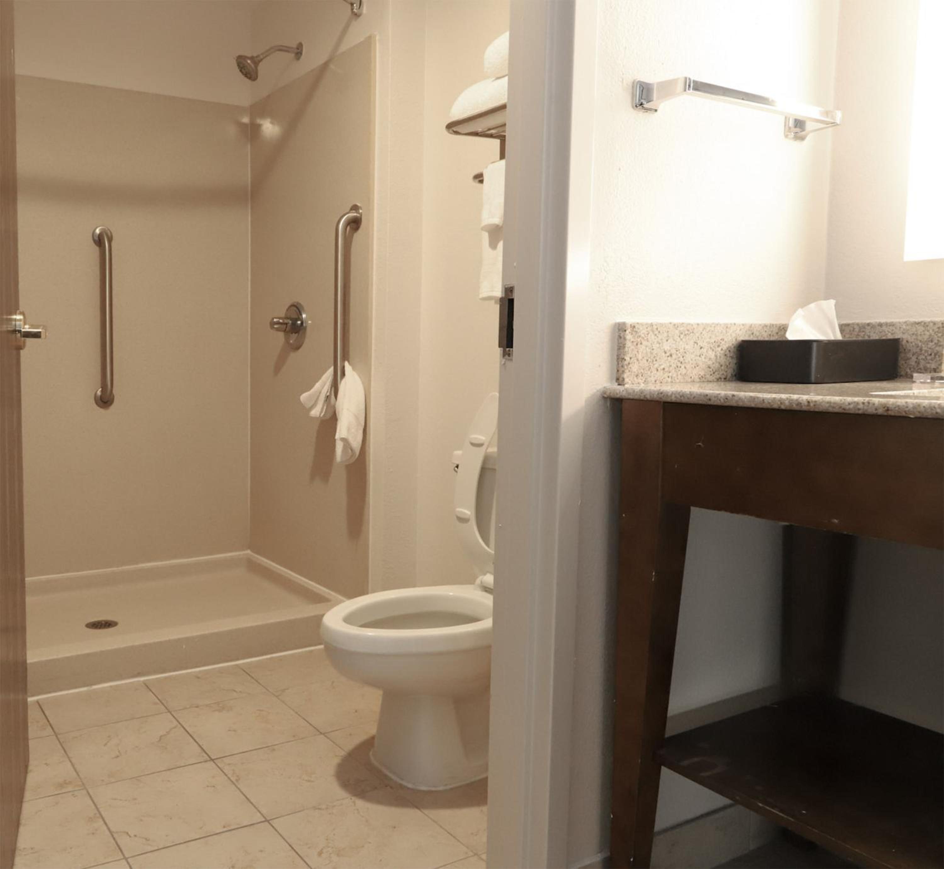 Deluxe King Room - Mobility Access/Non-Smoking - Photo 3