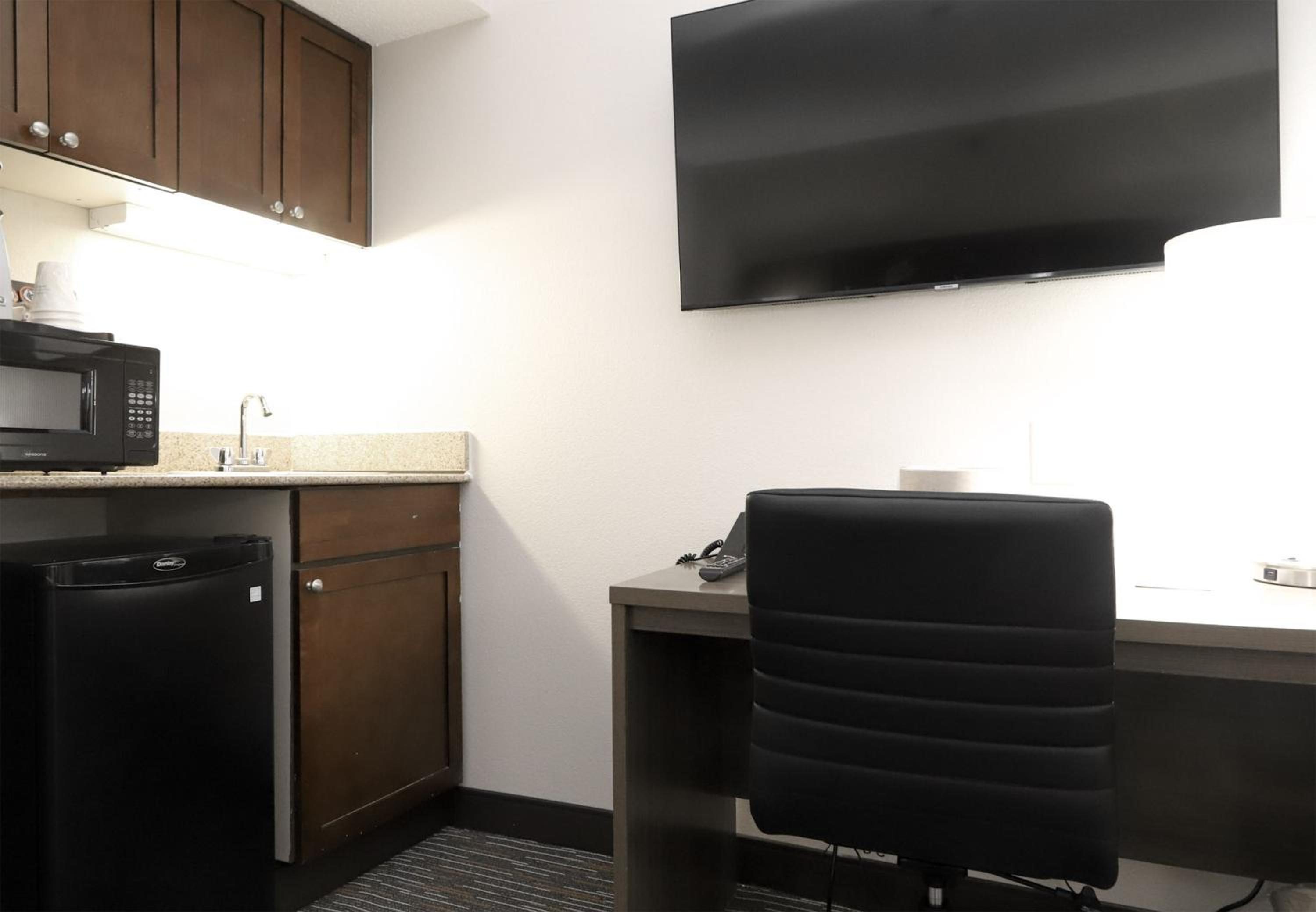 Deluxe King Room - Mobility Access/Non-Smoking - Photo 6