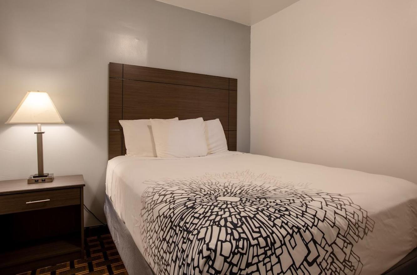 Queen Room with Two Queen Beds - Non-Smoking - Photo 1