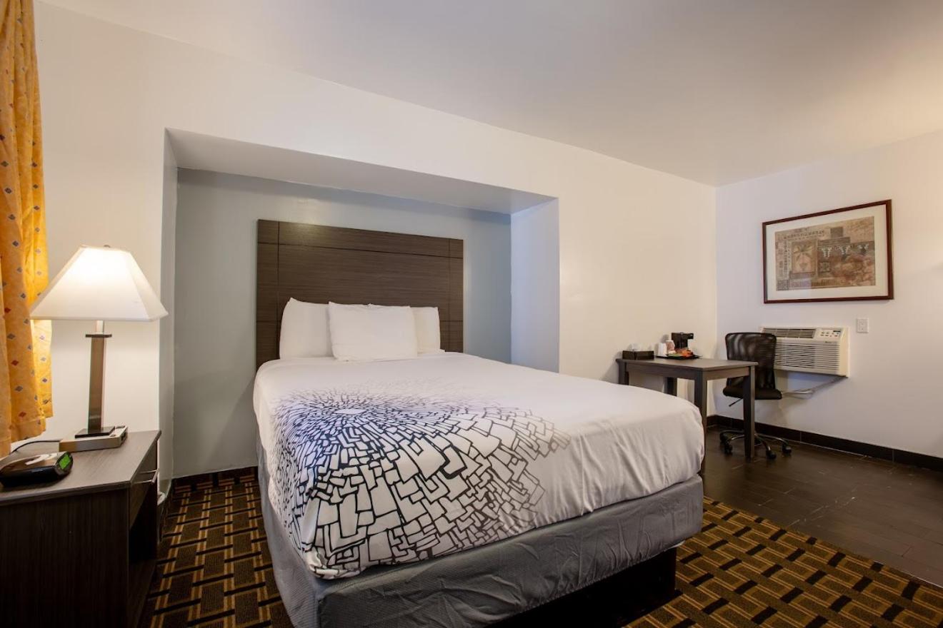 King Room - Non-Smoking - Photo 12