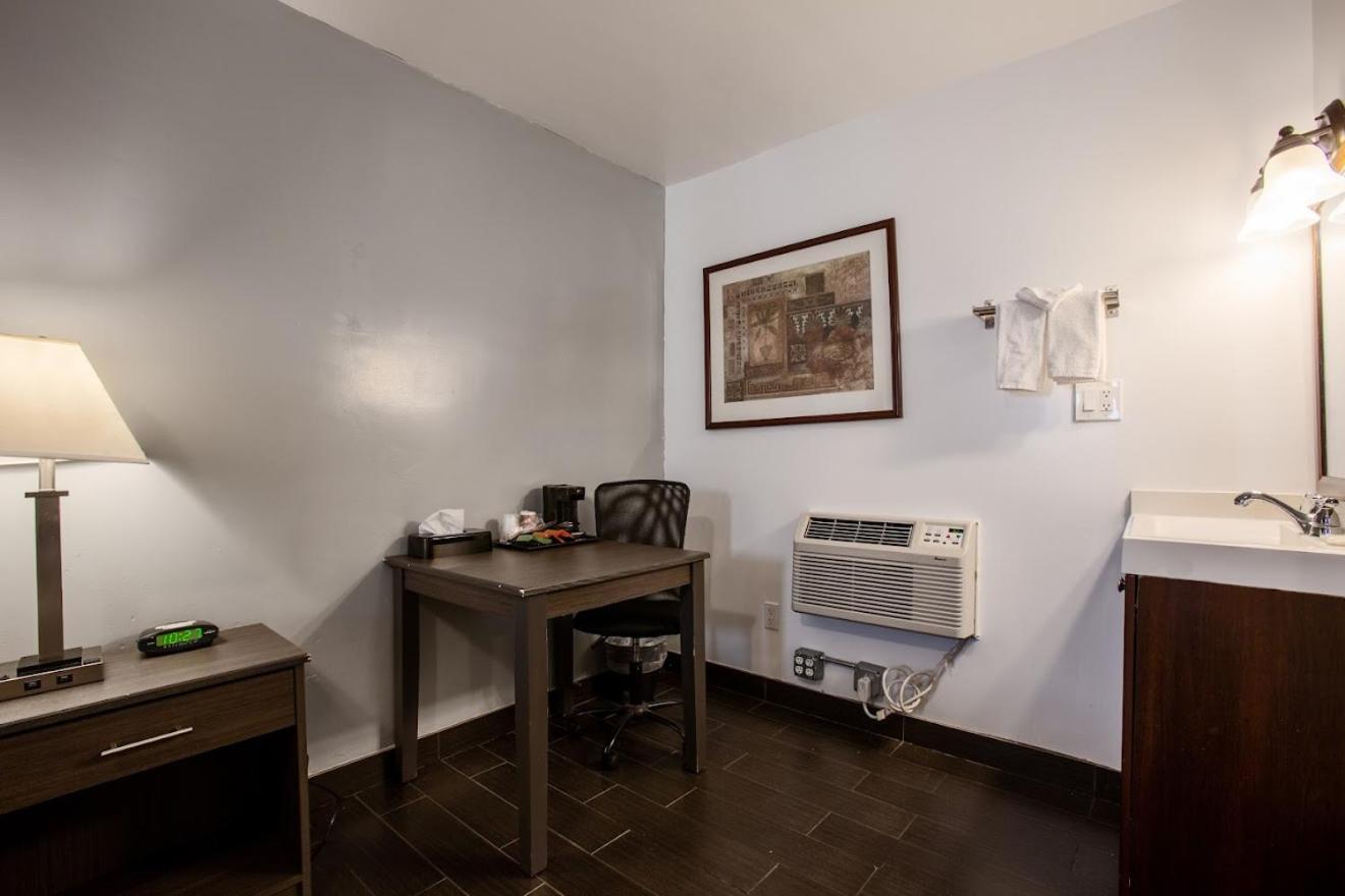King Room - Non-Smoking - Photo 2