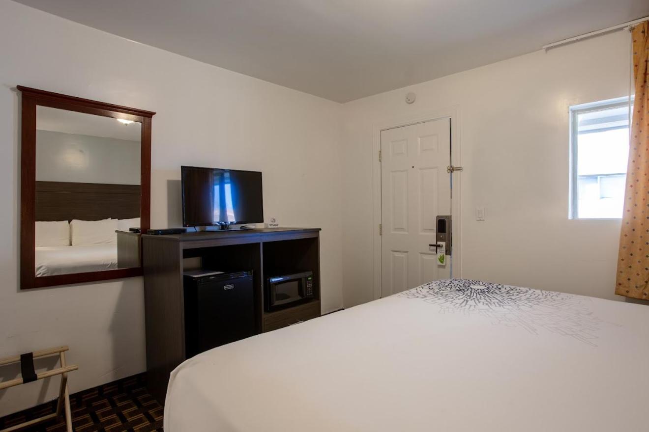 King Room - Non-Smoking - Photo 3