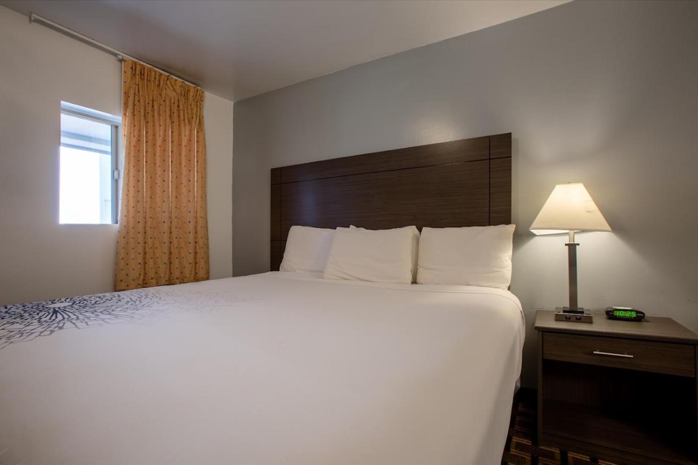 Queen Room with Two Queen Beds - Non-Smoking - Photo 11