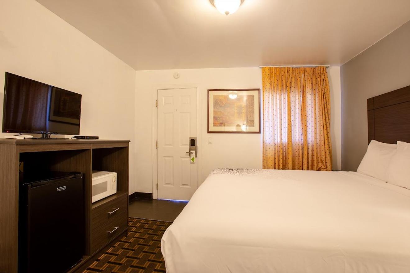 King Room - Non-Smoking - Photo 11