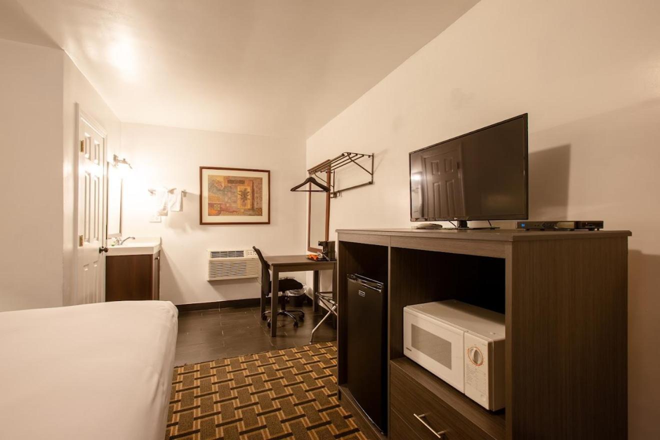 King Room - Non-Smoking - Photo 4