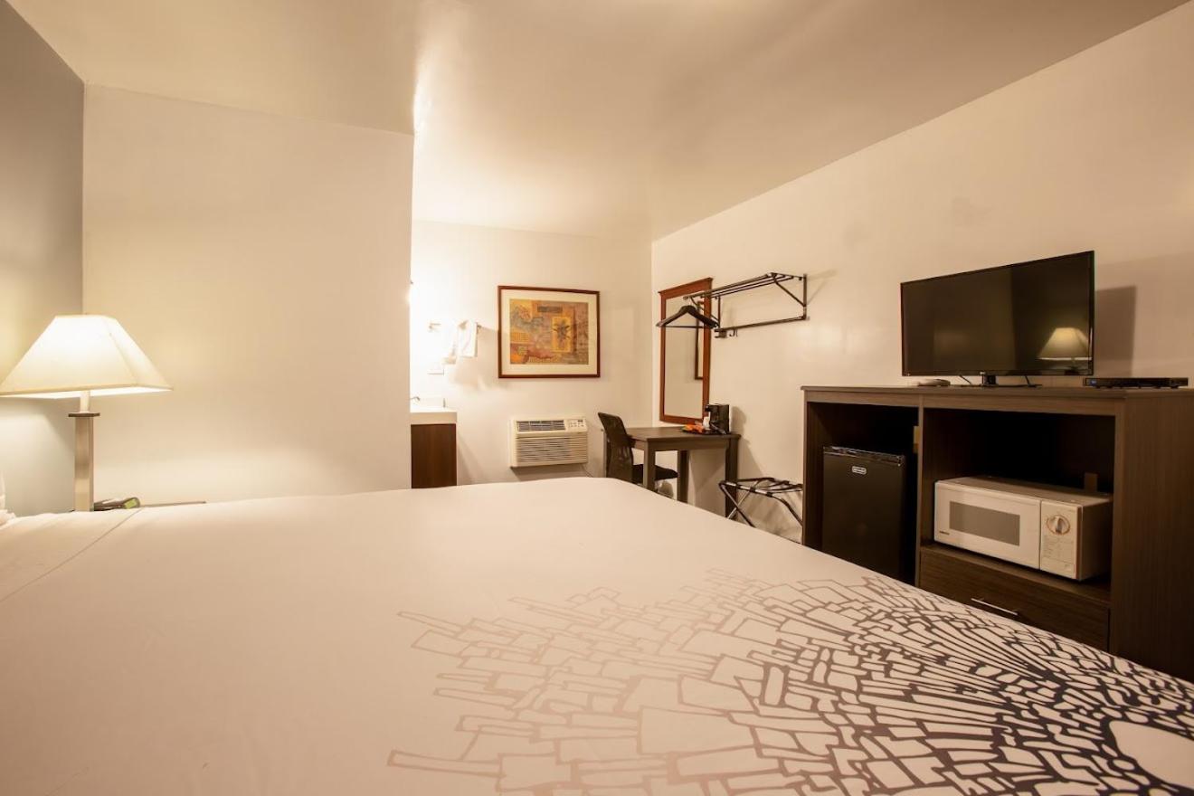 King Room - Non-Smoking - Photo 5