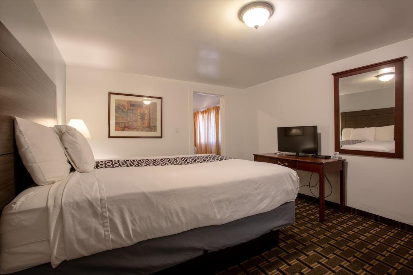 King Room - Non-Smoking - Photo 7