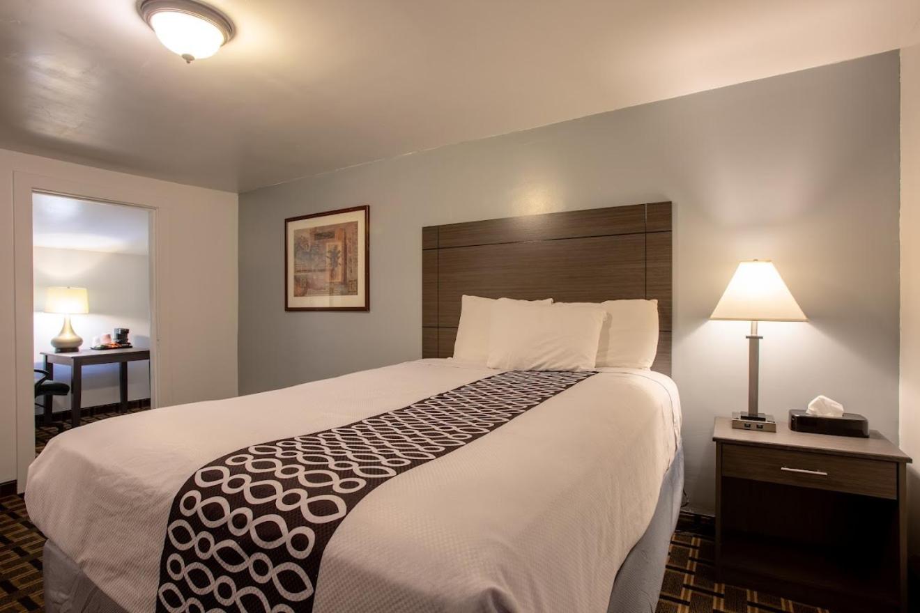 Queen Room with Three Queen Beds - Non-Smoking - Photo 5