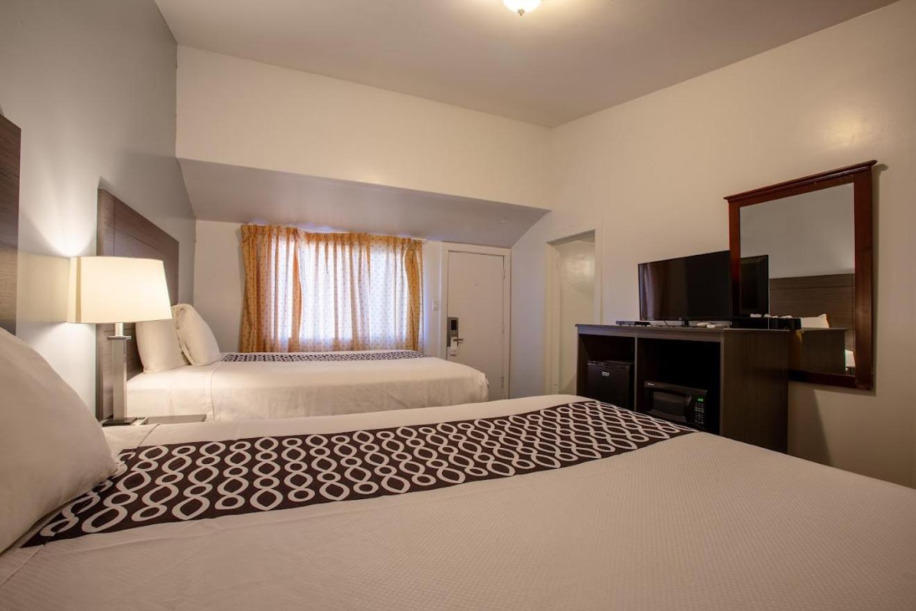 Queen Room with Two Queen Beds - Non-Smoking - Photo 8