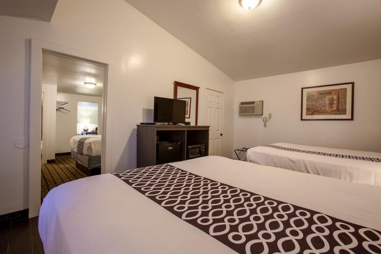 Queen Room with Three Queen Beds - Non-Smoking - Photo 6