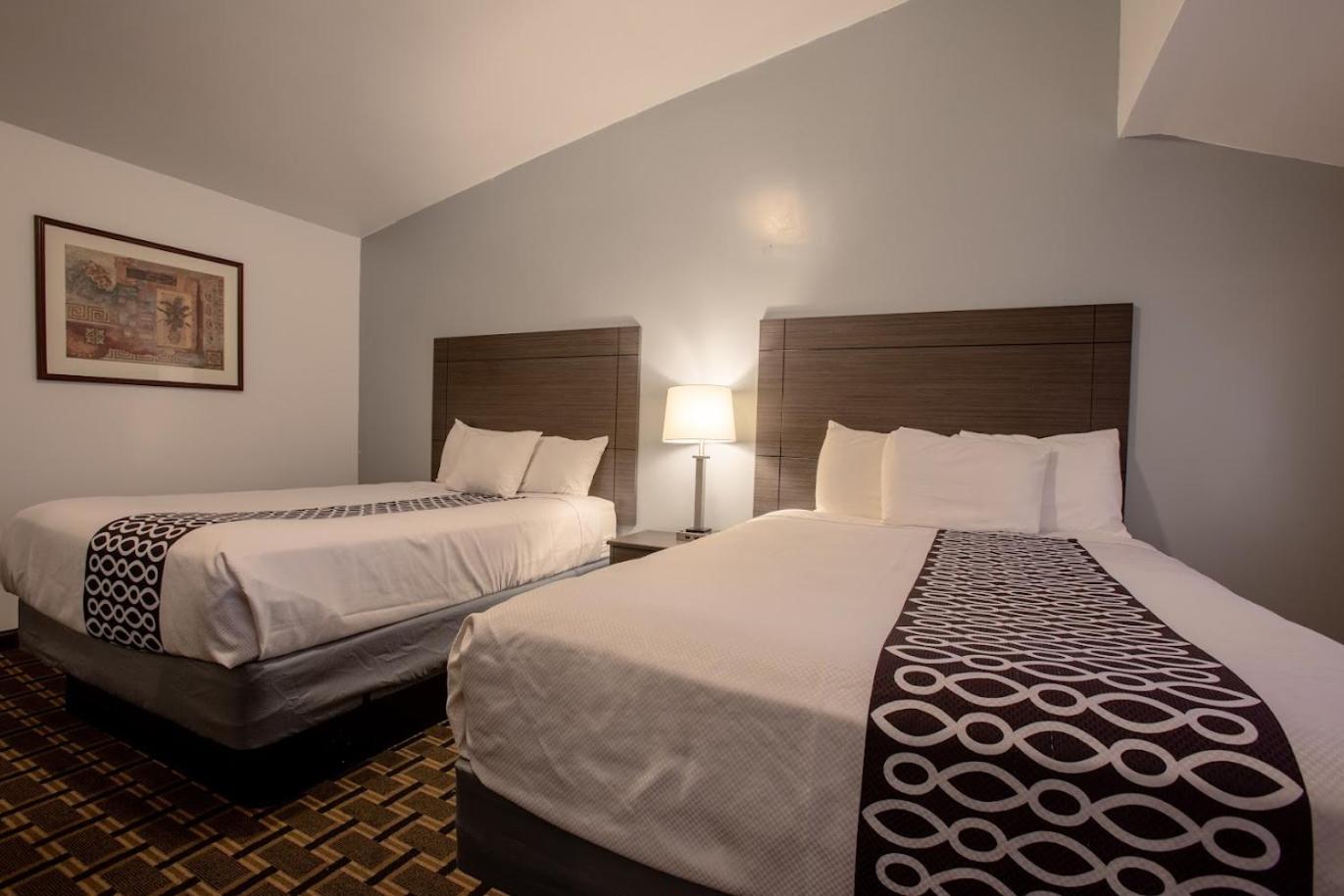 Queen Room with Two Queen Beds - Non-Smoking - Photo 7