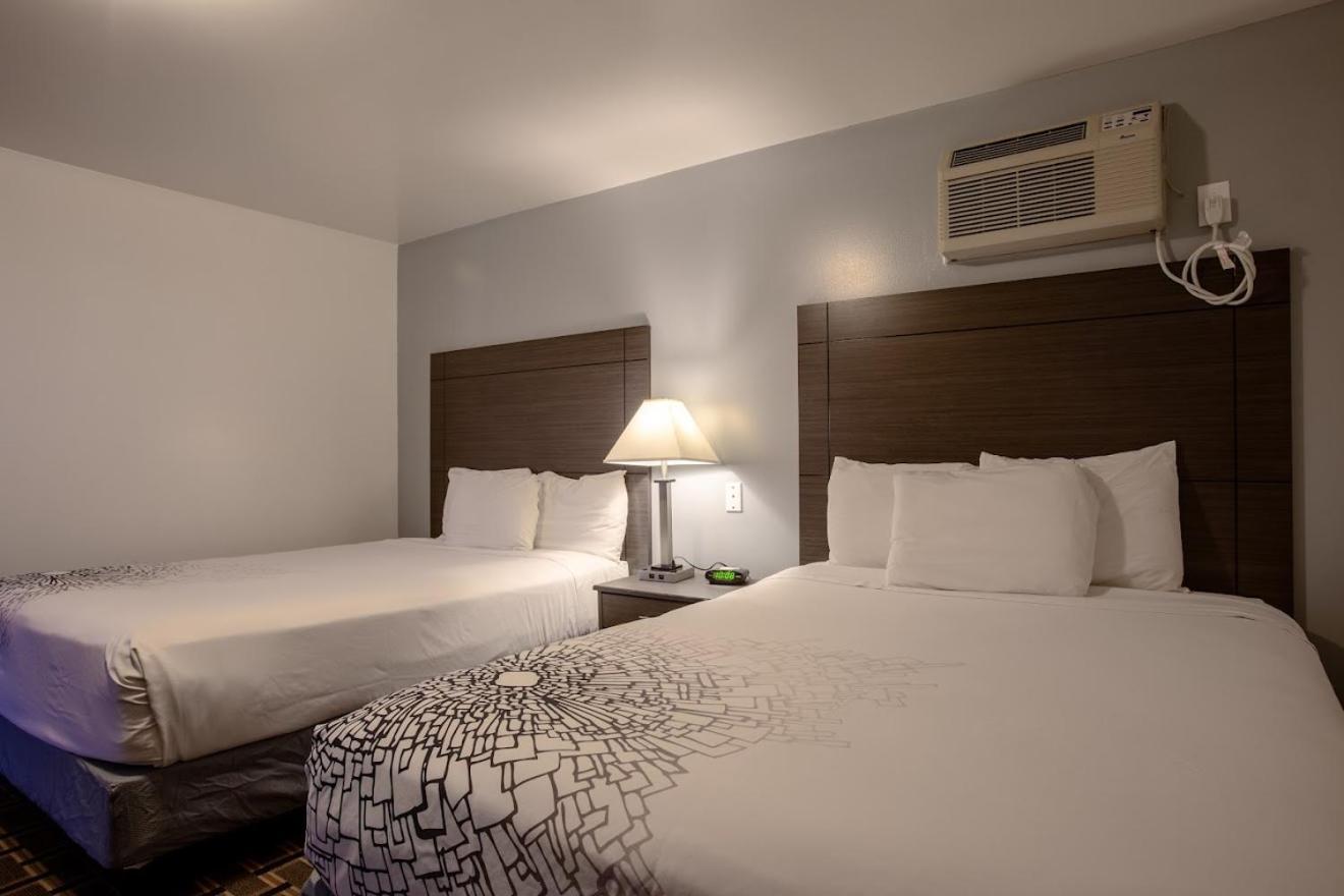 Queen Room with Two Queen Beds - Non-Smoking - Photo 5