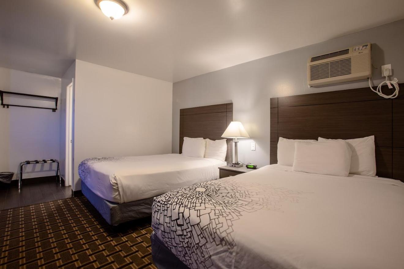 Queen Room with Two Queen Beds - Non-Smoking - Photo 4