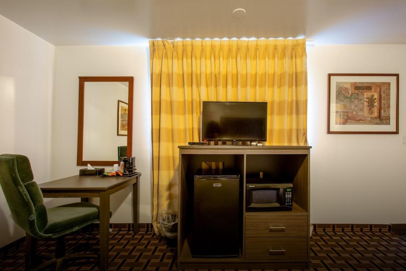 King Room - Non-Smoking - Photo 8