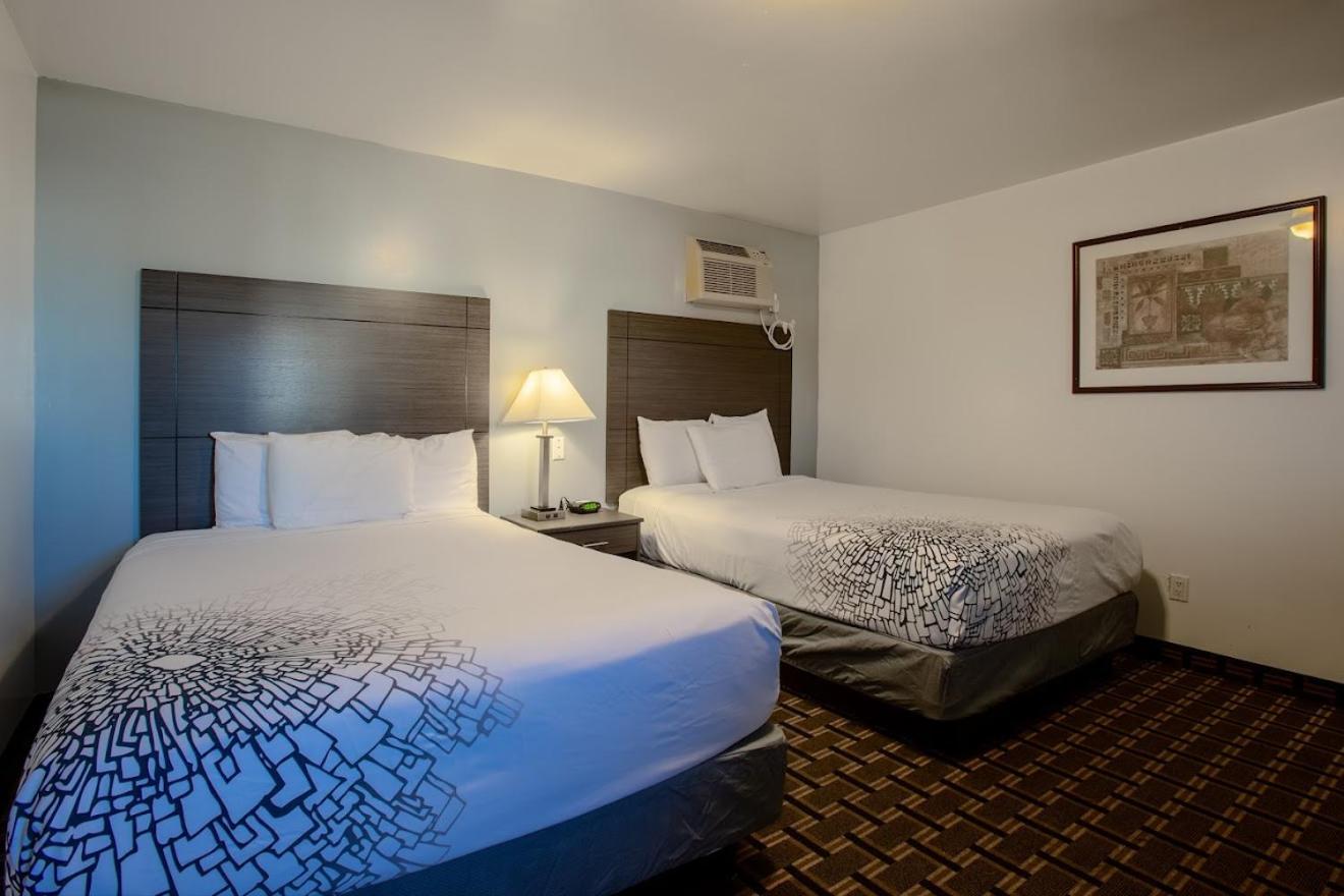 Queen Room with Two Queen Beds - Non-Smoking - Photo 3