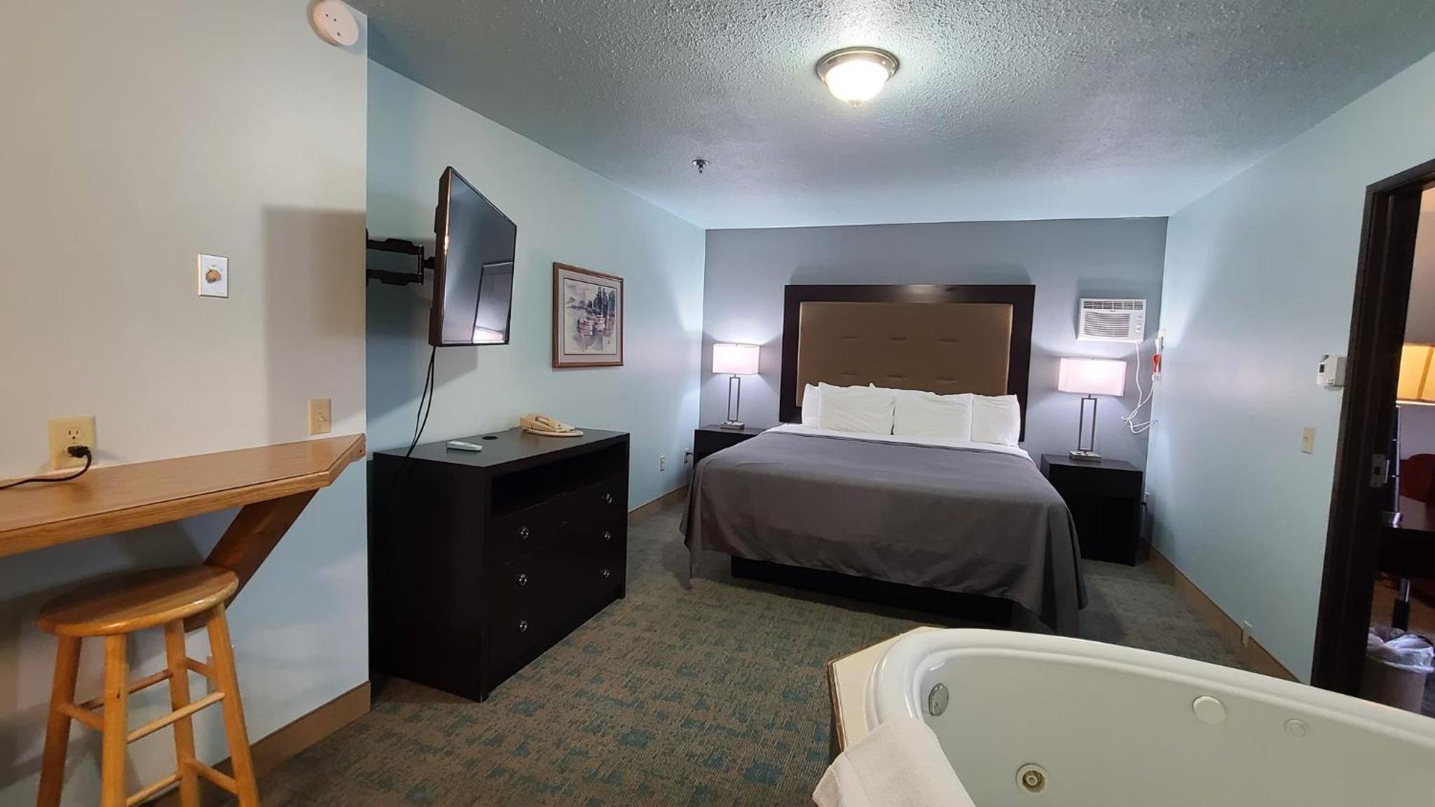 Deluxe Single King Suite with Spa Bath  No Pets Allowed - Photo 2