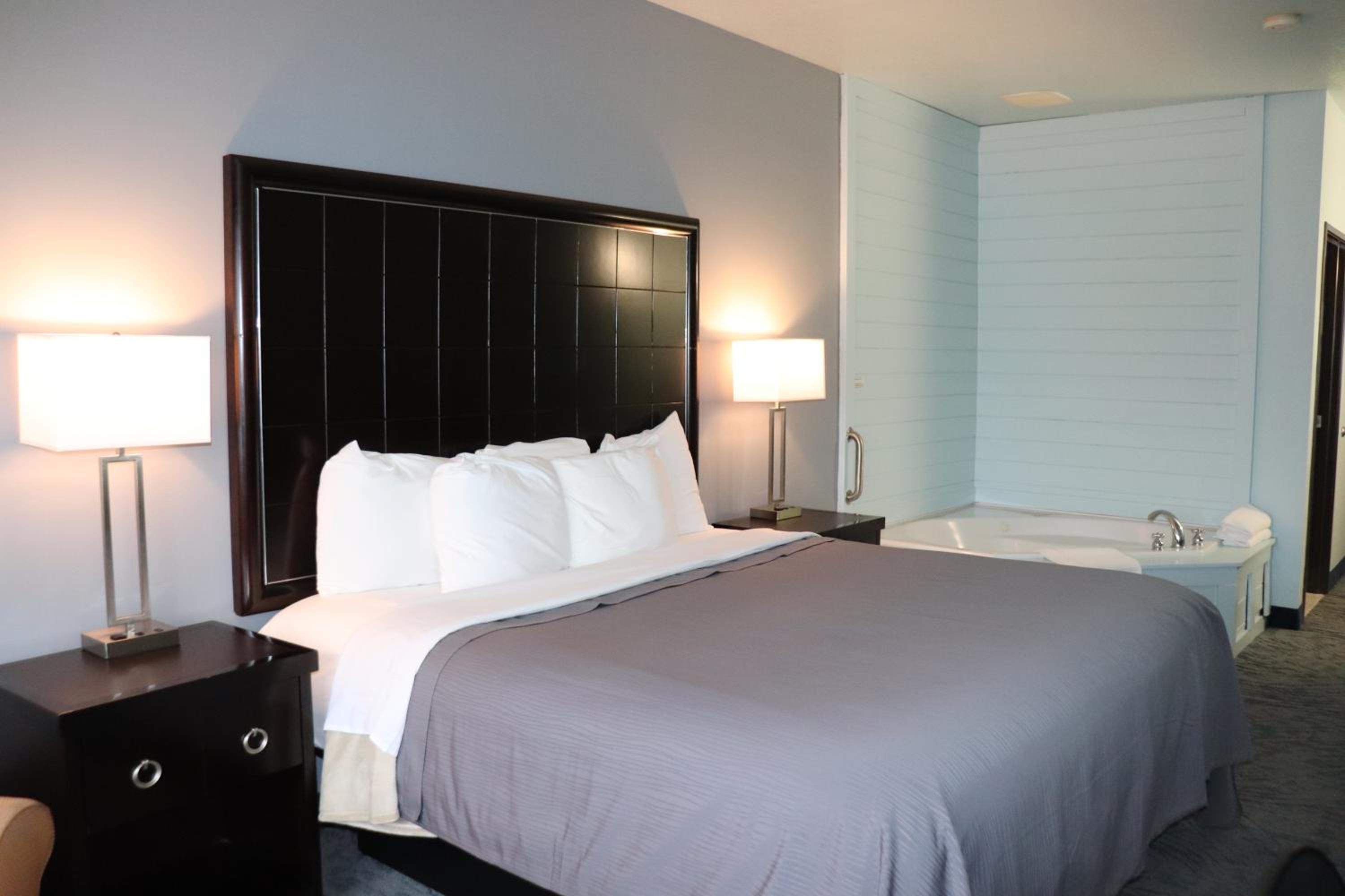 Single Room With Single King Bed with Jacuzzi tub- No Pets Allowed - Photo 4