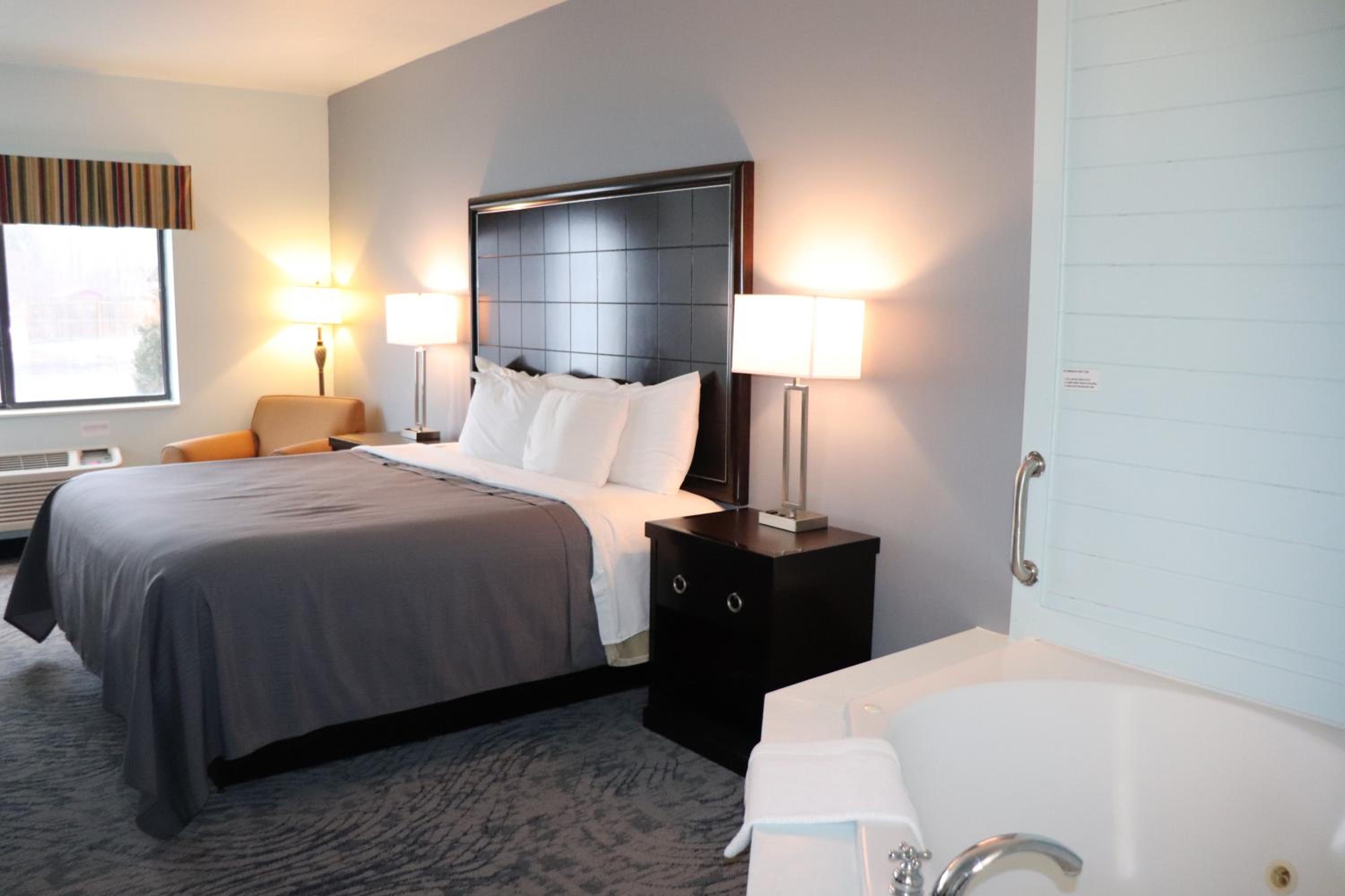 Single Room With Single King Bed with Jacuzzi tub- No Pets Allowed - Photo 5