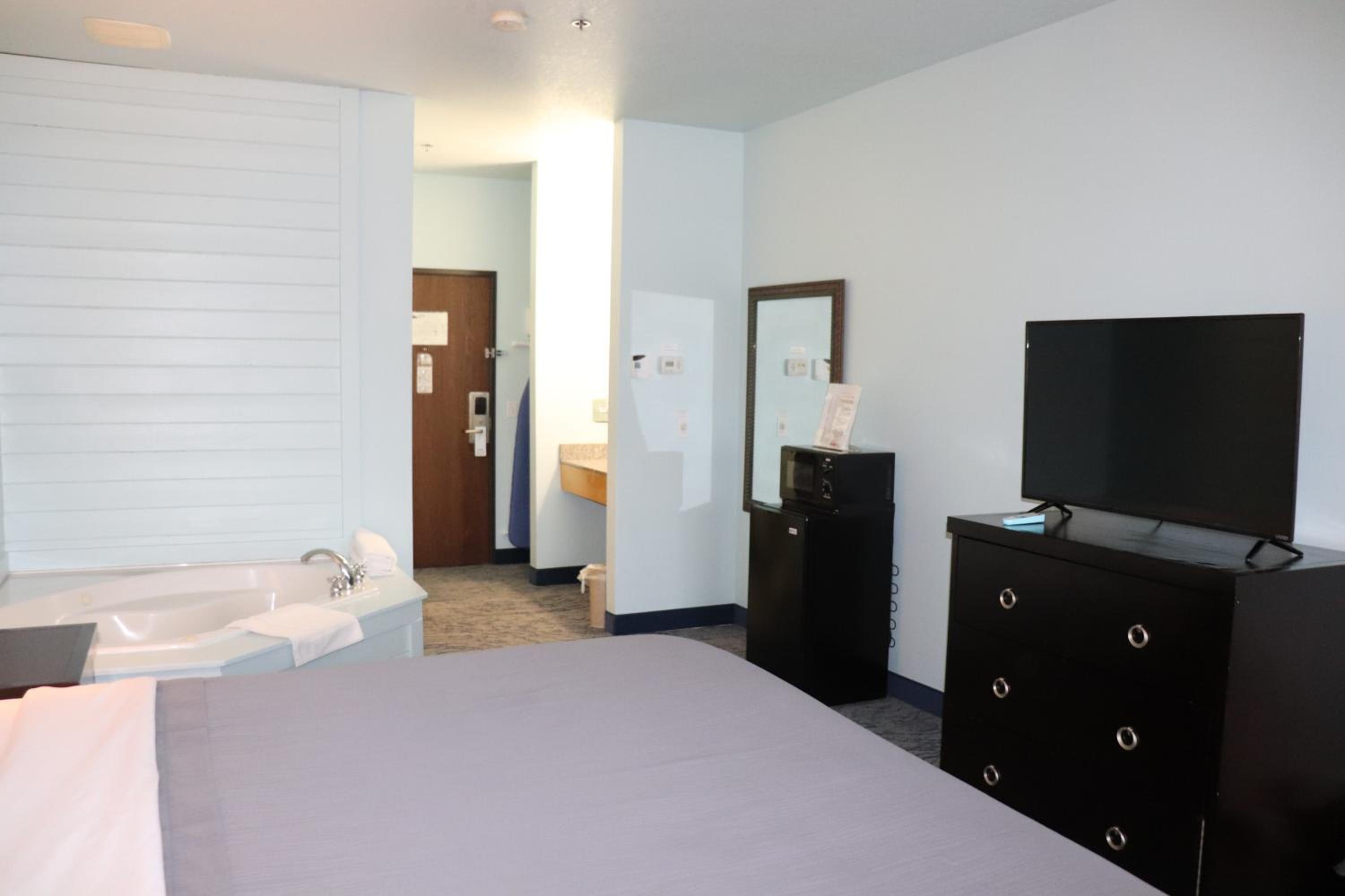 Single Room With Single King Bed with Jacuzzi tub- No Pets Allowed - Photo 2