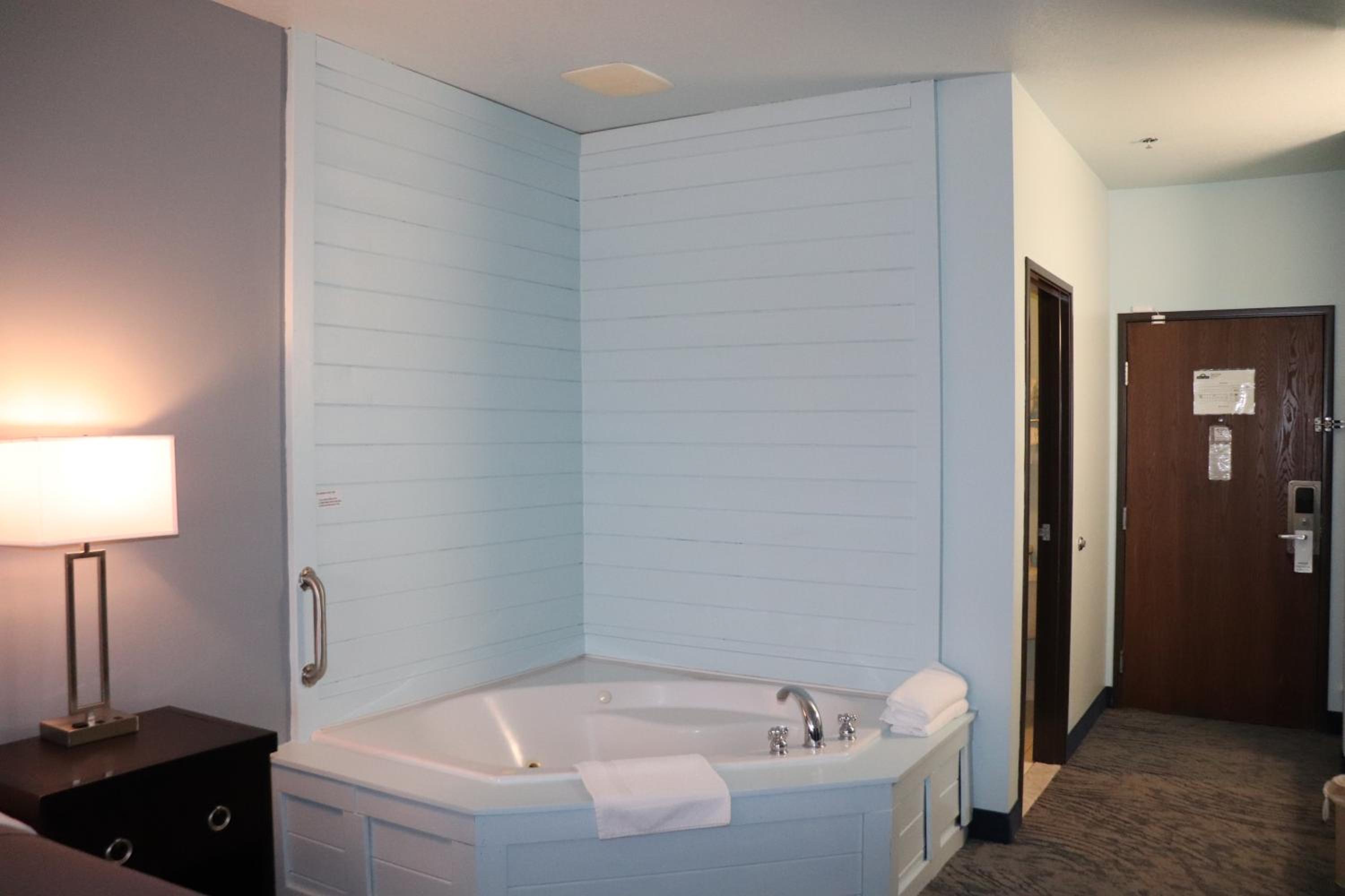 Single Room With Single King Bed with Jacuzzi tub- No Pets Allowed - Photo 3