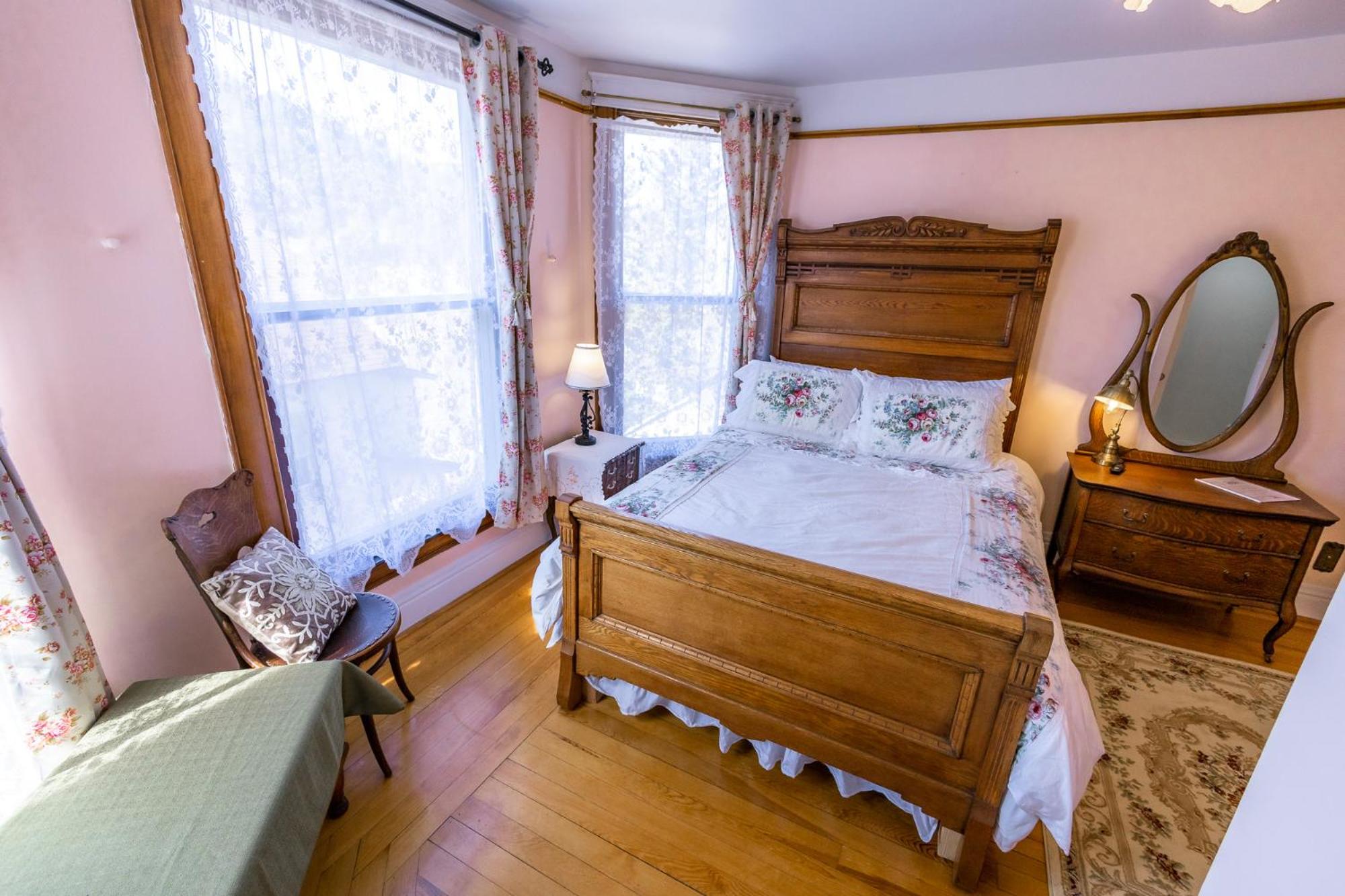 Queen Room with Garden View