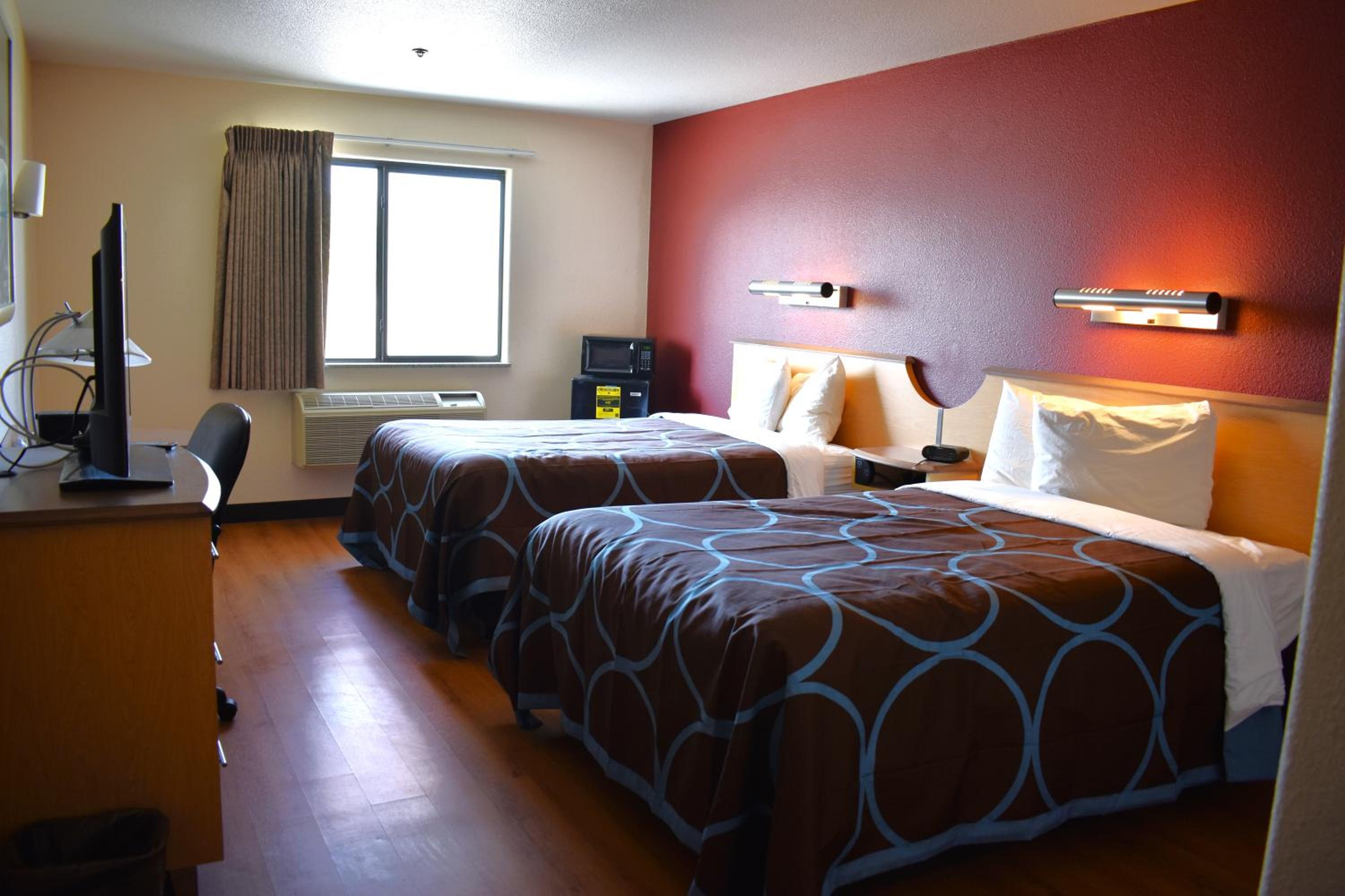 Double Room with Two Double Beds and Bath Tub - Mobility Accessible/Non-Smoking - Photo 2