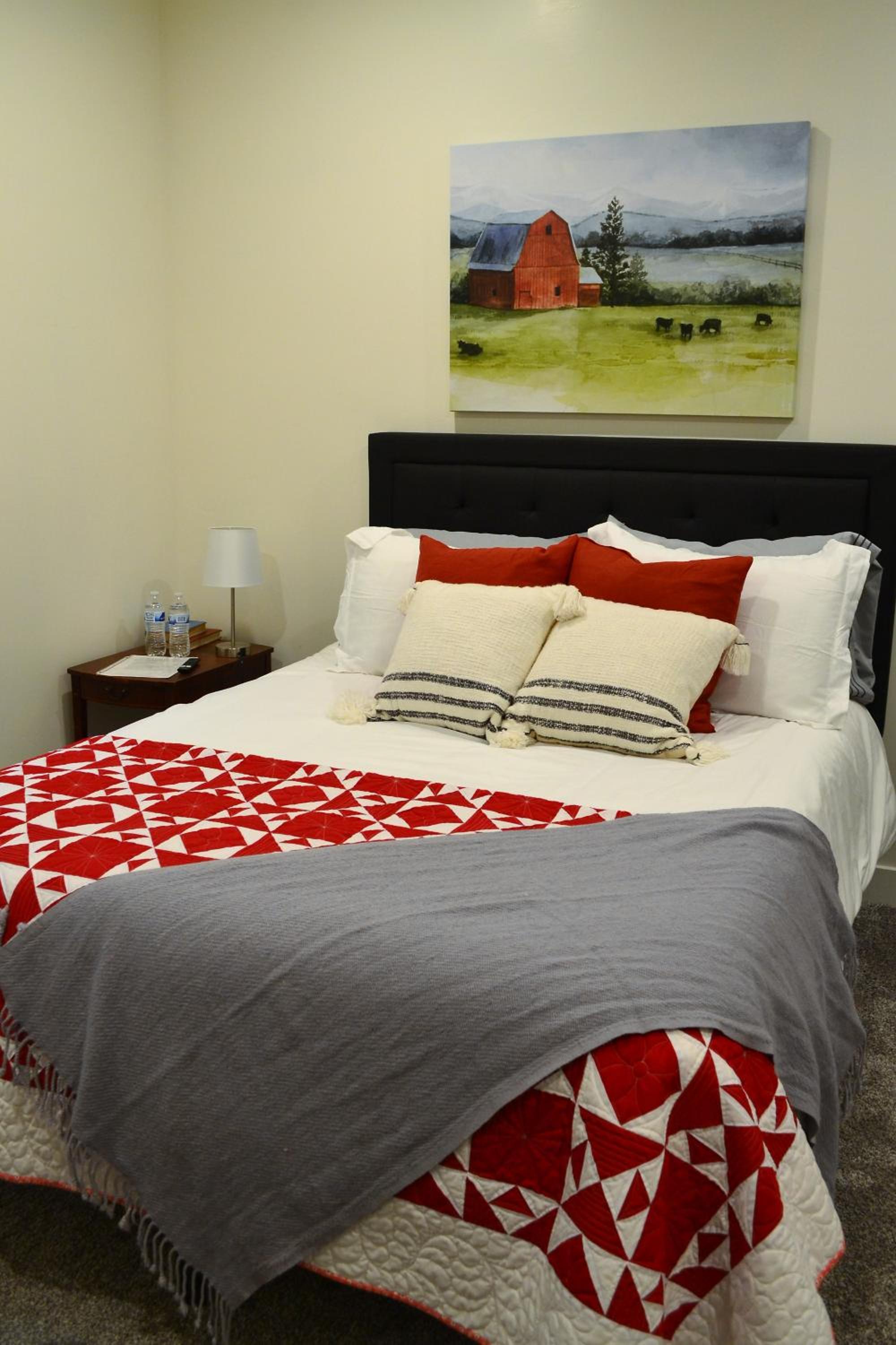 Deluxe Queen Room - located in the basement photo 2