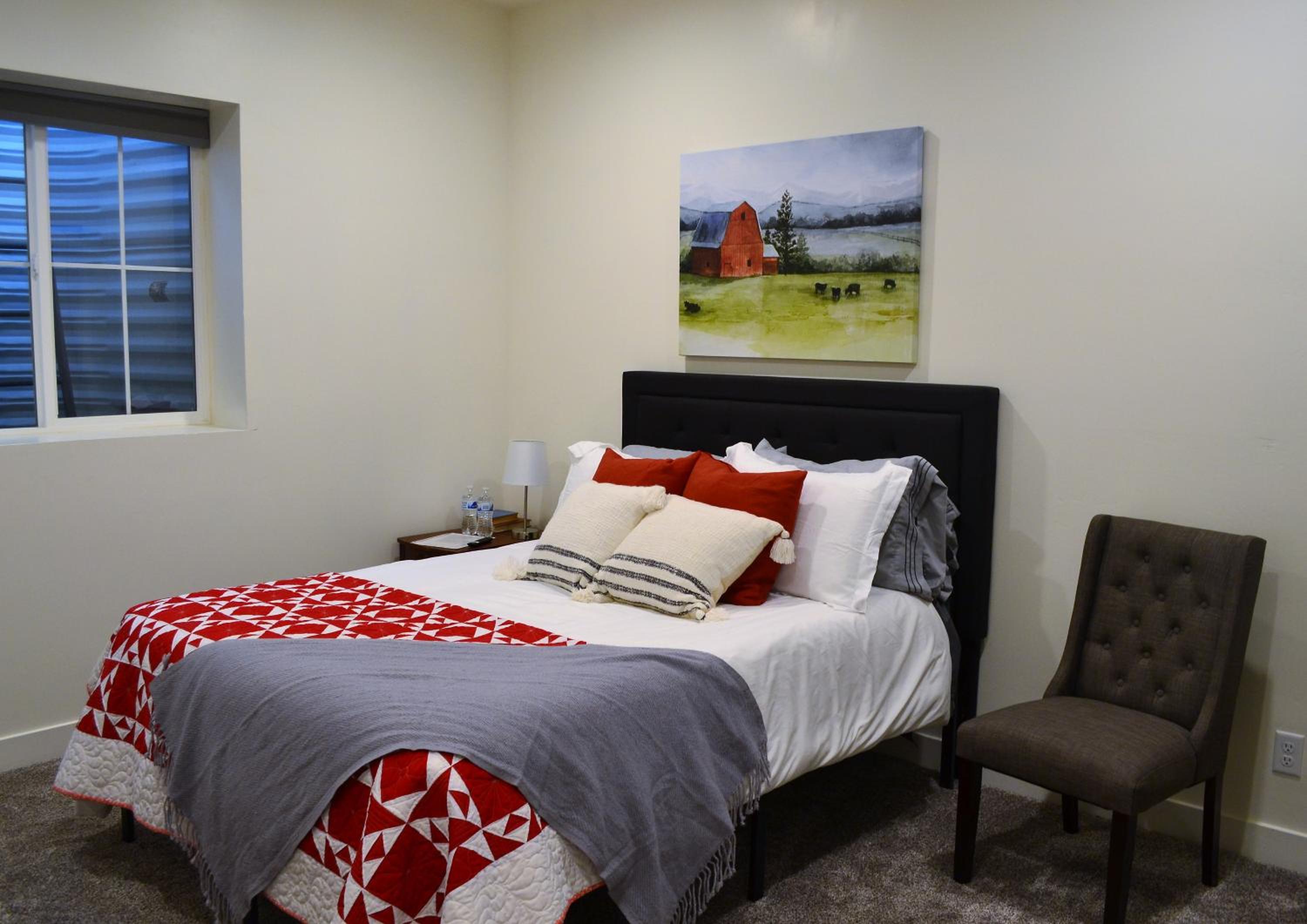 Deluxe Queen Room - located in the basement photo 1