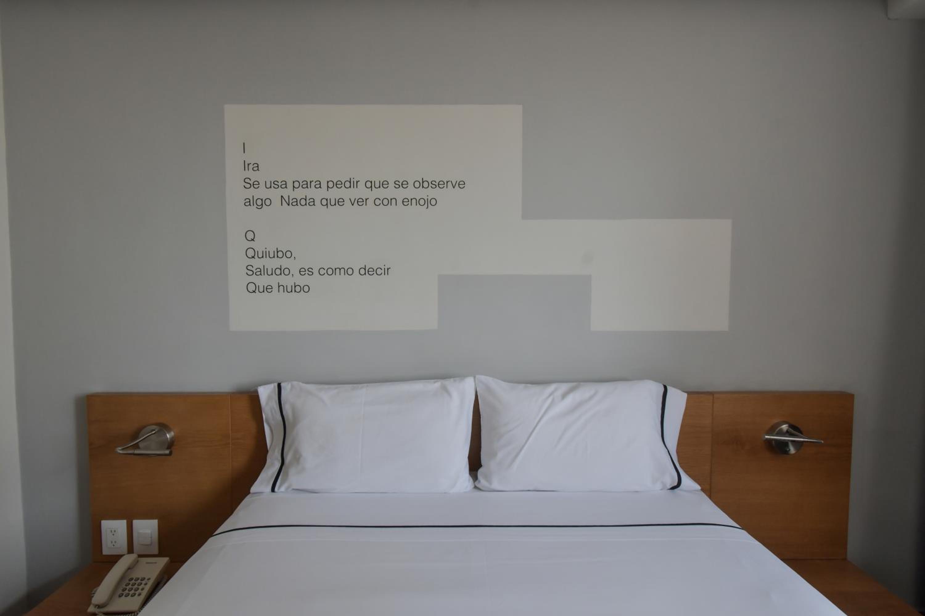 Queen Room photo 2