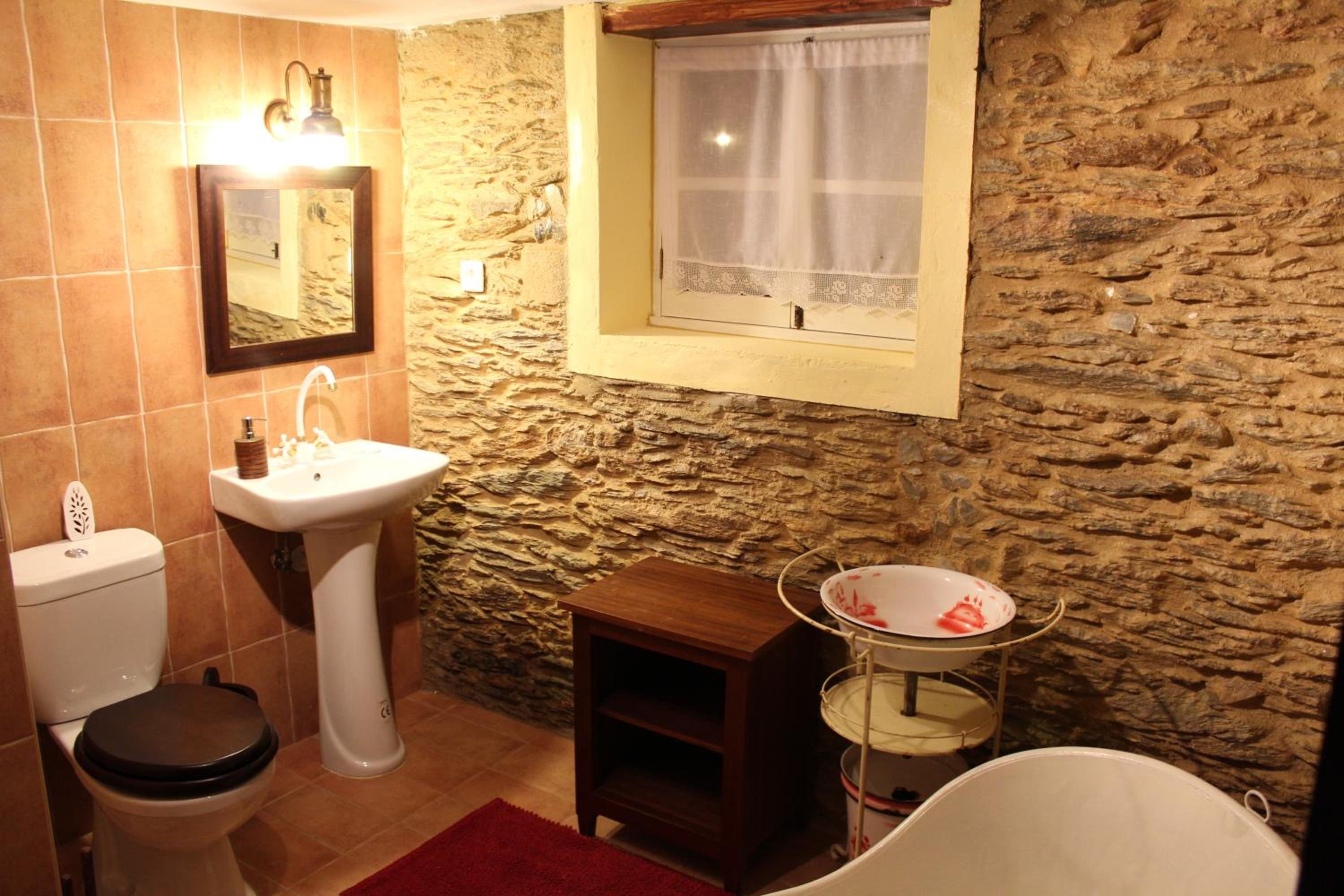 Double Room with Private Bathroom - Photo 2