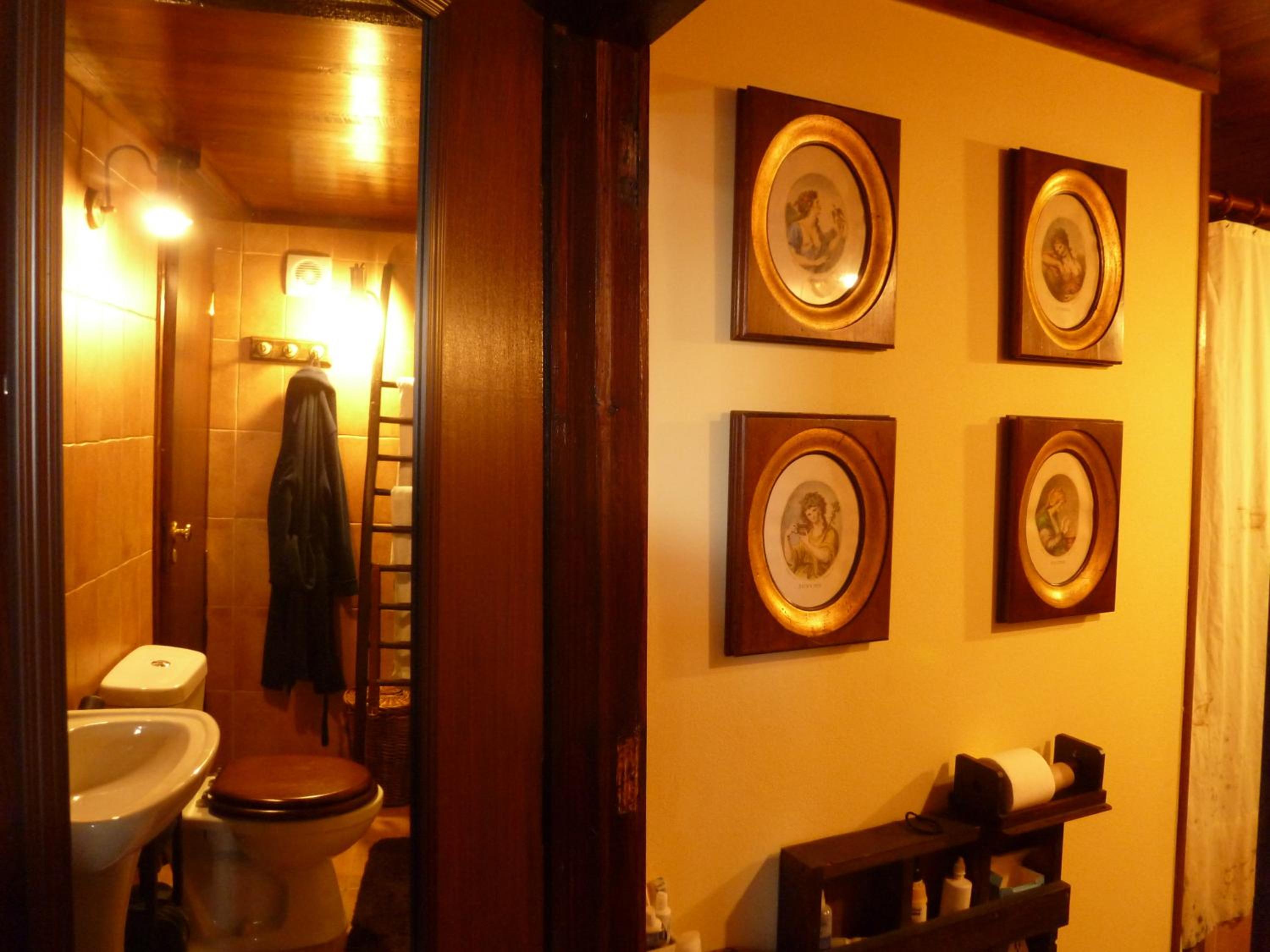 Quadruple Room with Private Bathroom - Photo 2