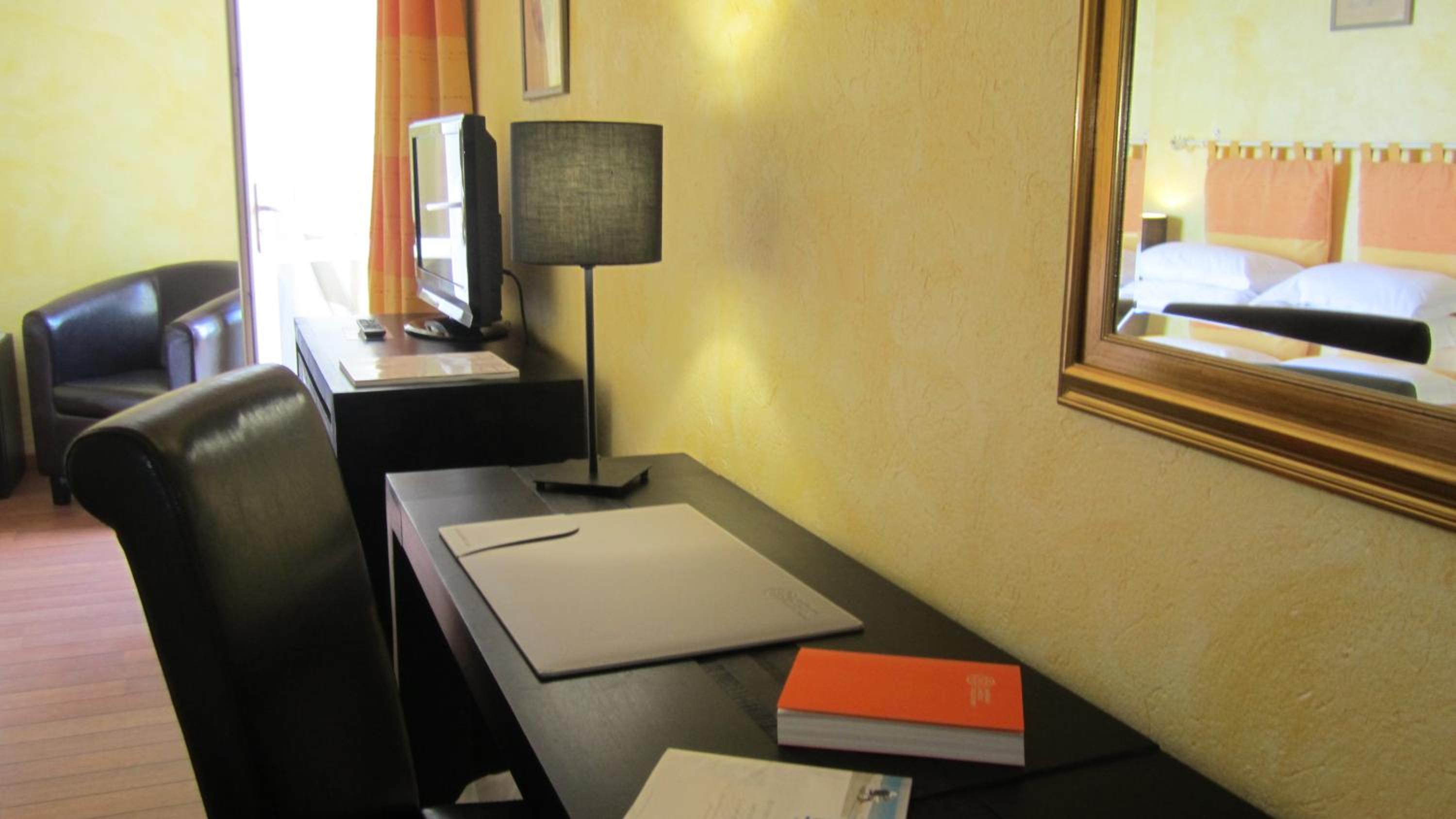 Deluxe Room with Balcony and Sea View - Photo 4