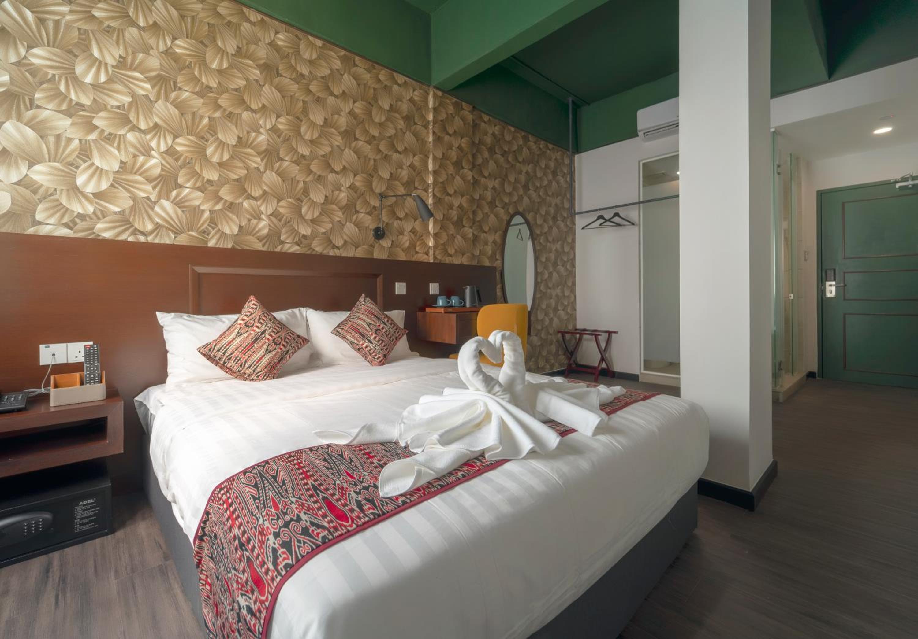 Deluxe Queen Room with Entertainment Channels photo 3
