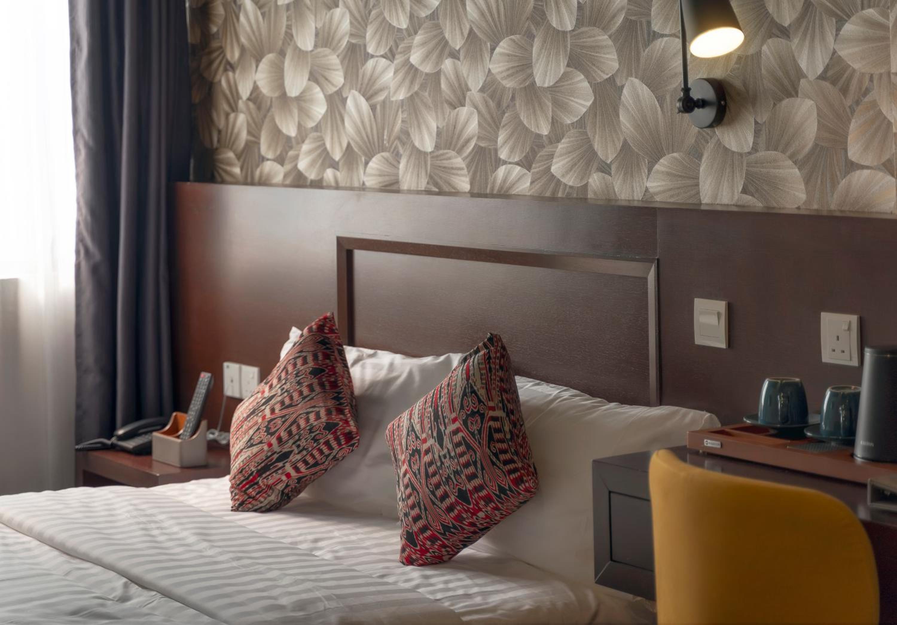 Deluxe Queen Room with Entertainment Channels photo 2