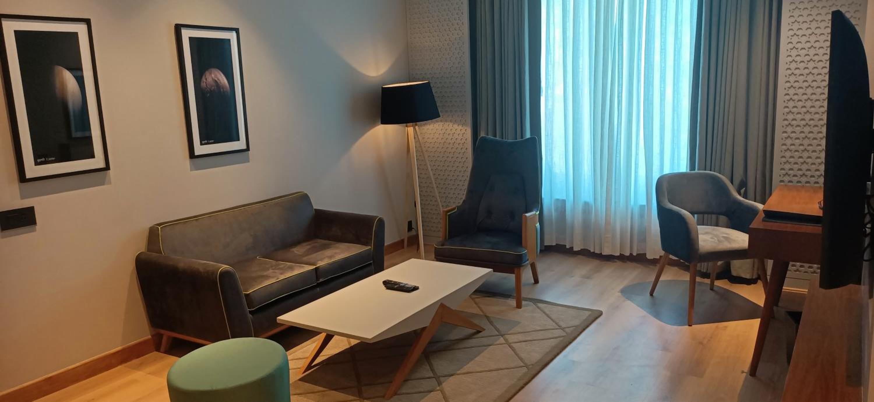 Executive Suite - Photo 3