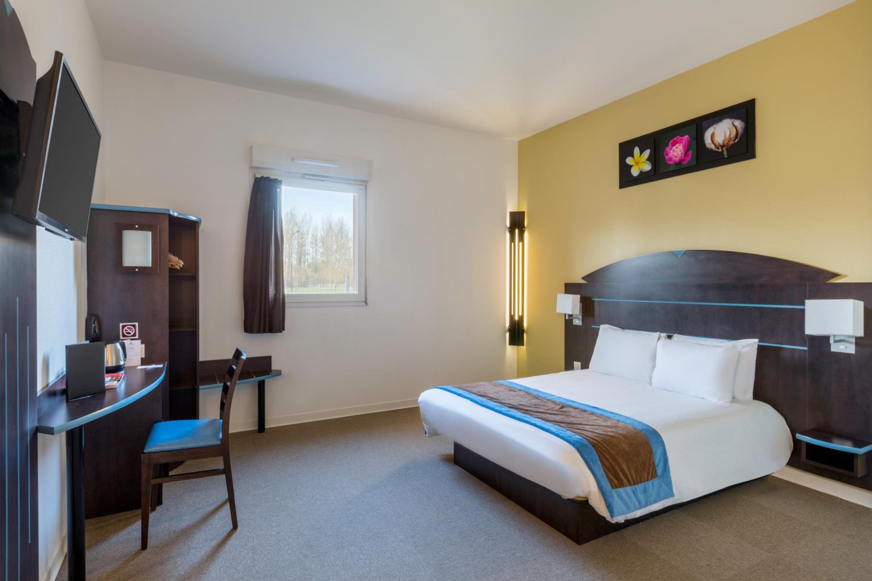 Queen Room with Roll-In Shower - Mobility Accessible/Non-Smoking