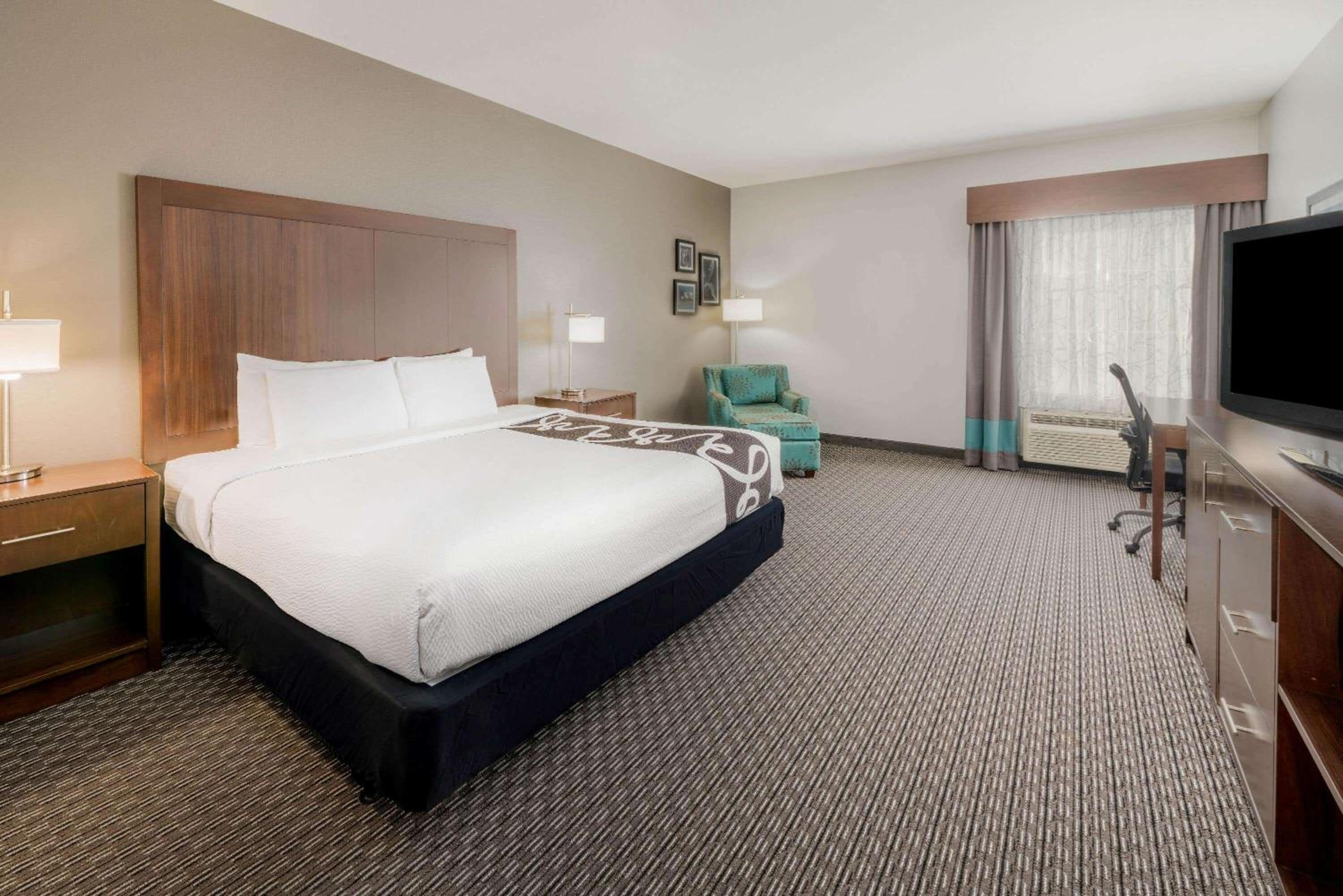 King Room with Bath Tub - Mobility Accessible/Non-Smoking - Photo 1
