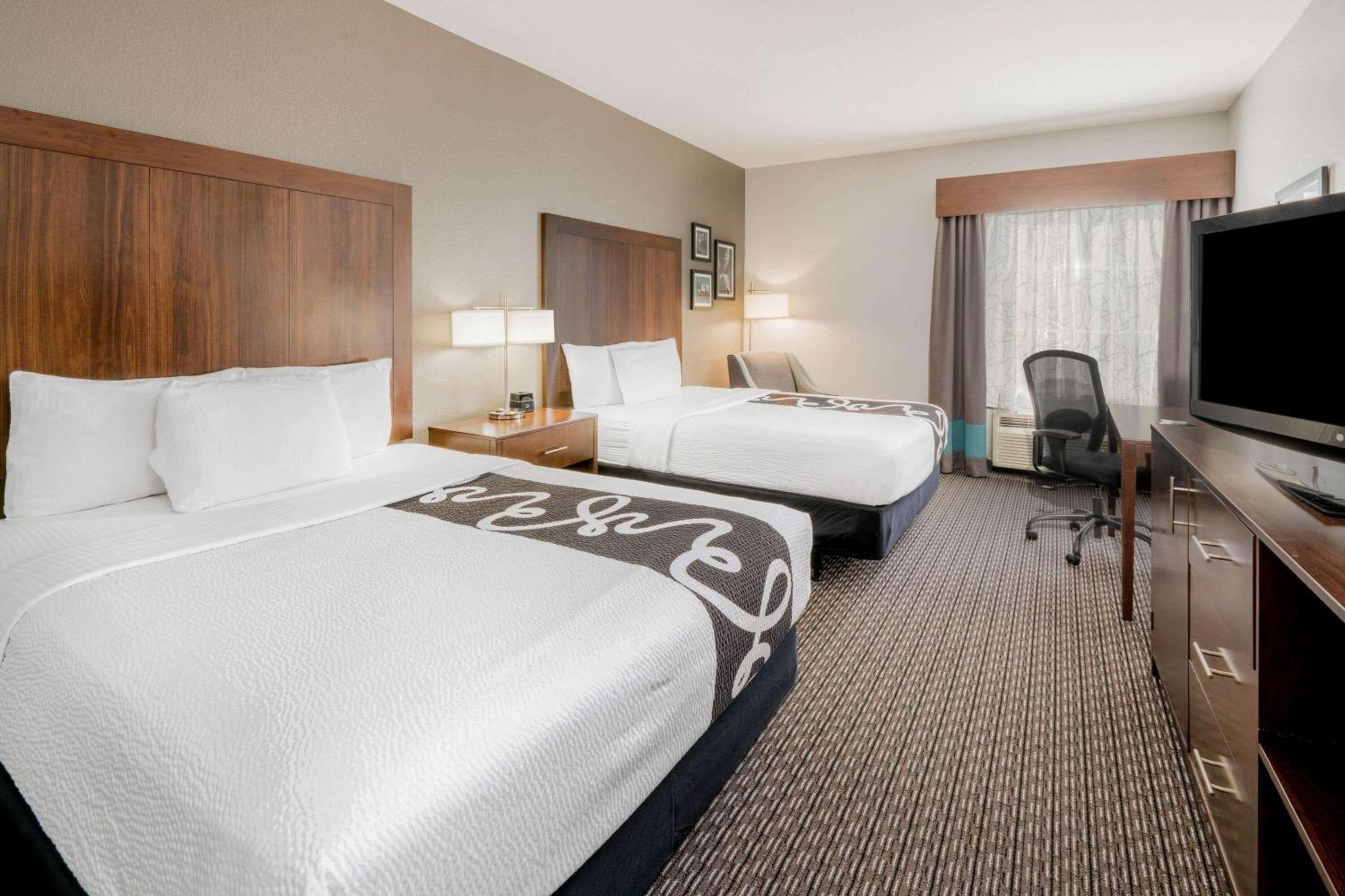 Deluxe Queen Room with Two Queen Beds - Photo 3