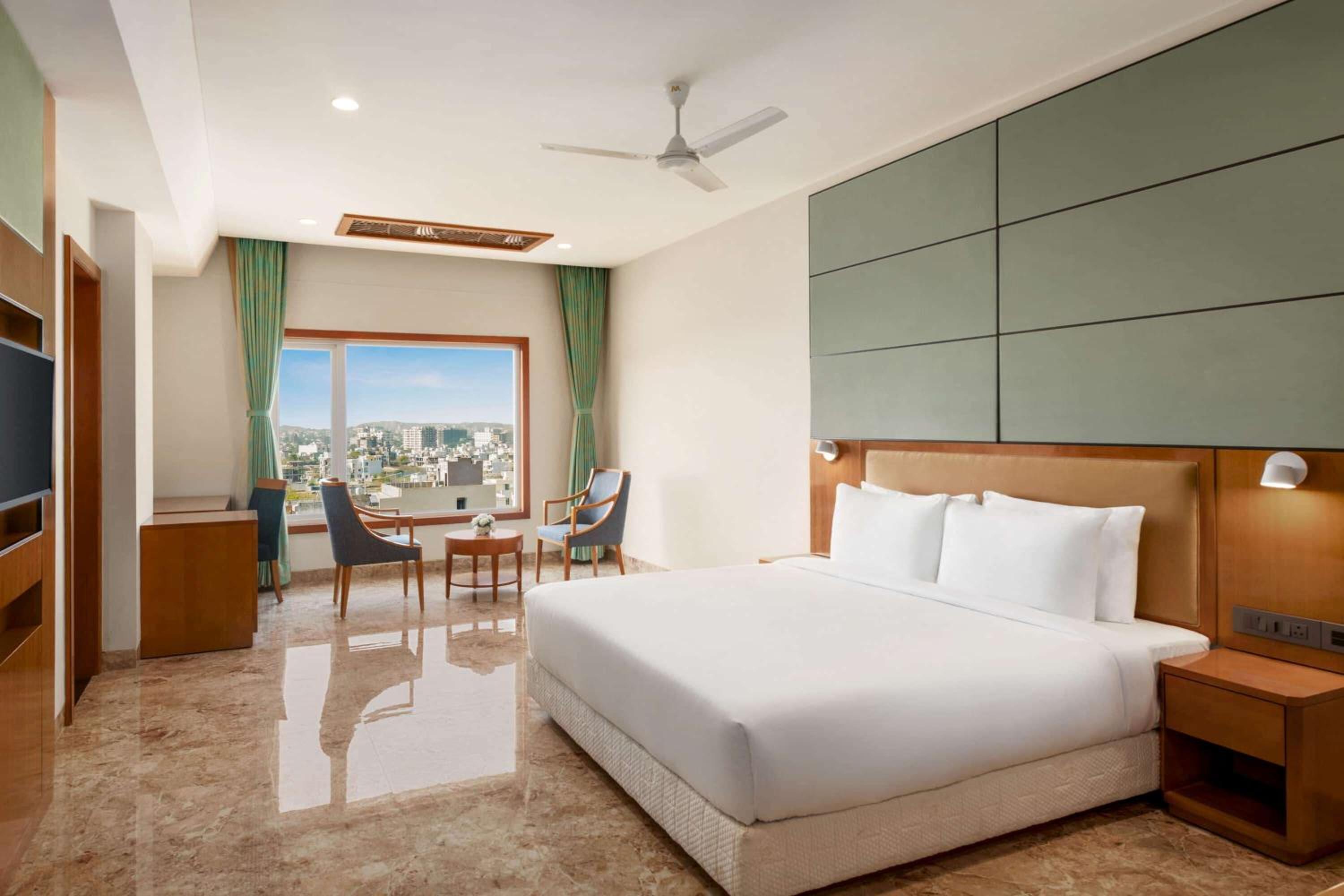 Deluxe King Room - Non-Smoking - Photo 5
