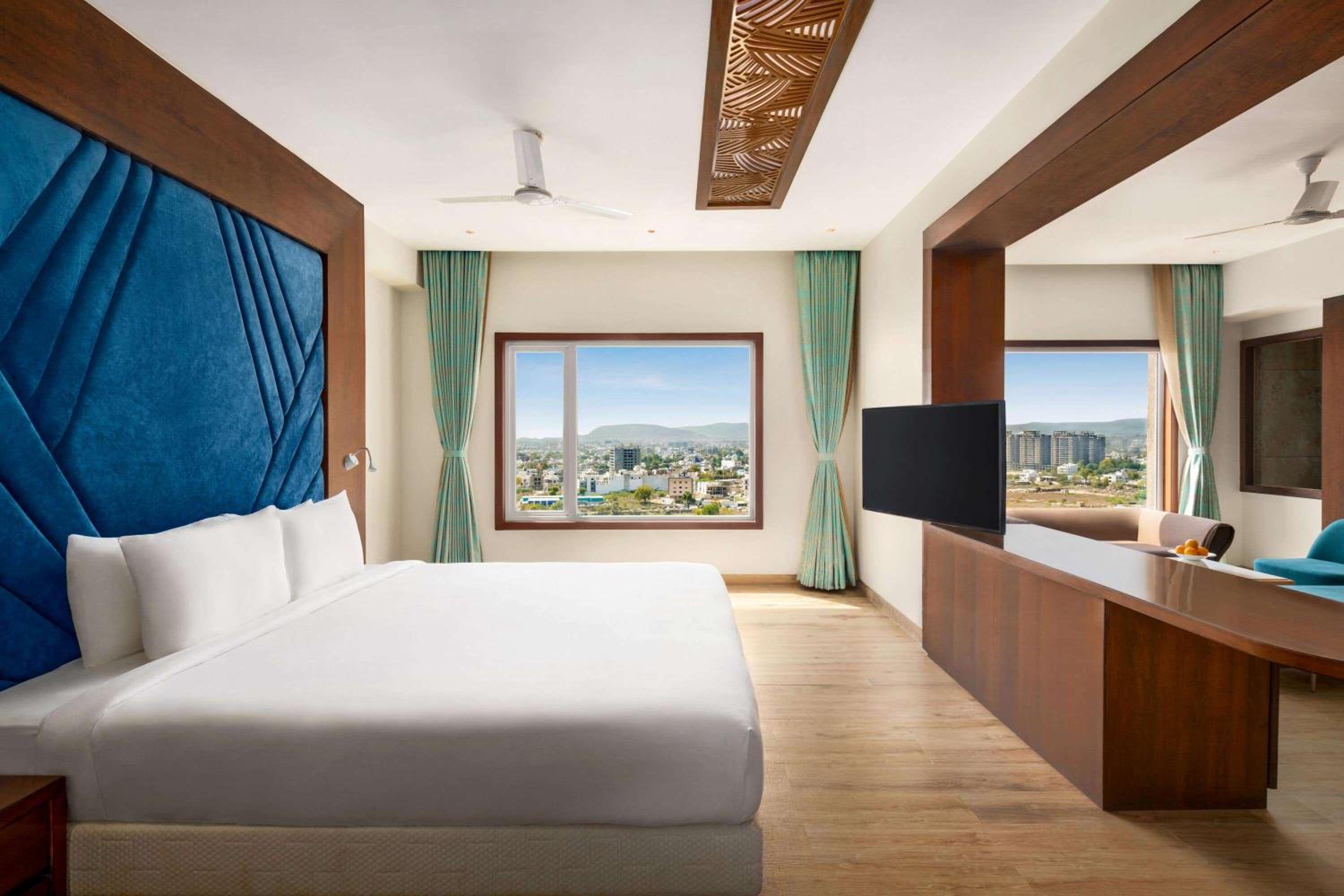 Junior King Suite - Non-Smoking - Photo 3