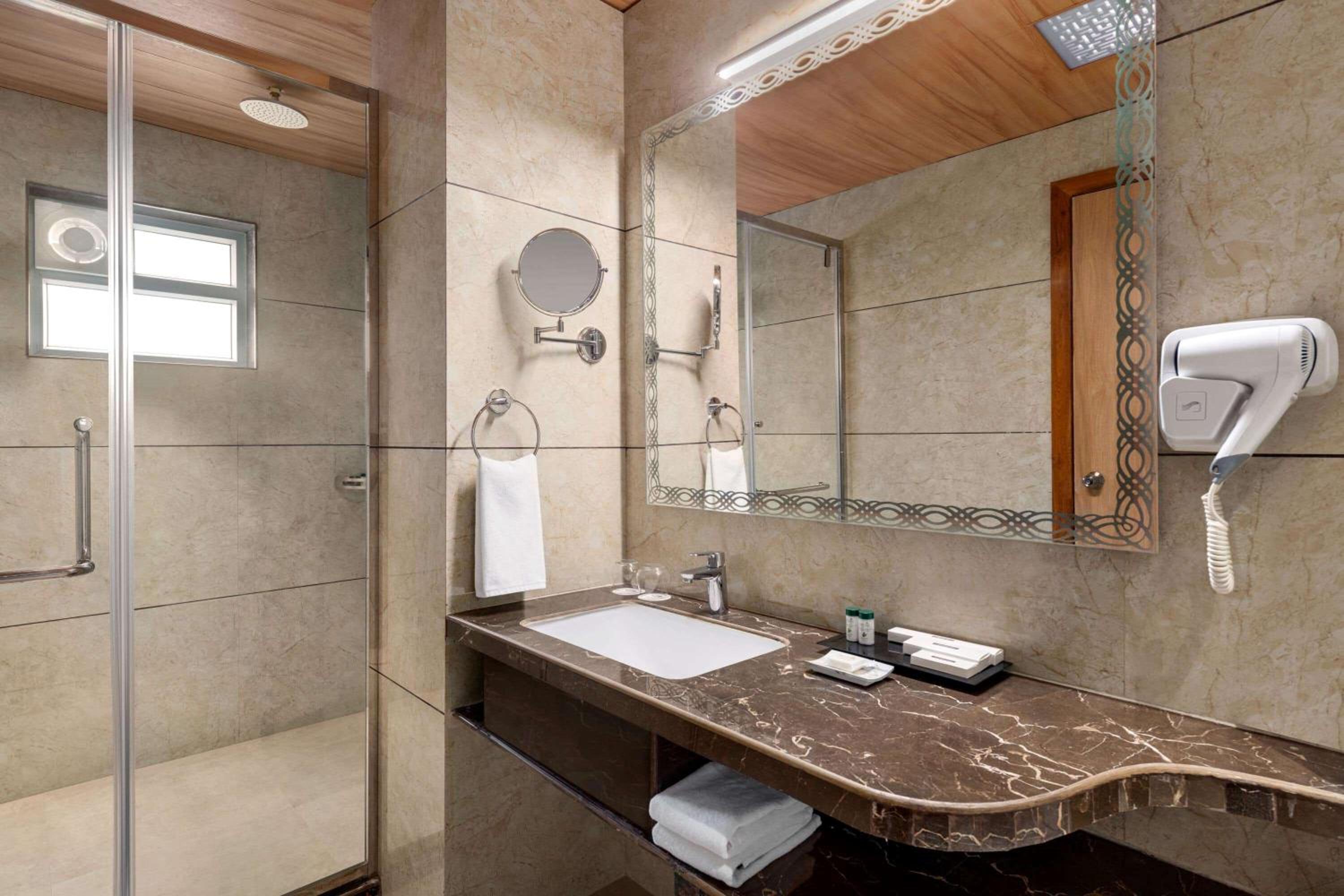 Executive King Suite - Non-Smoking - Photo 2