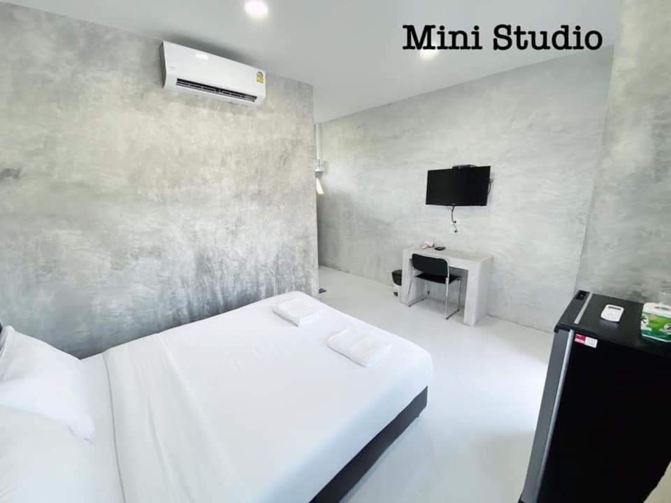 Studio with Mountain View - Photo 5